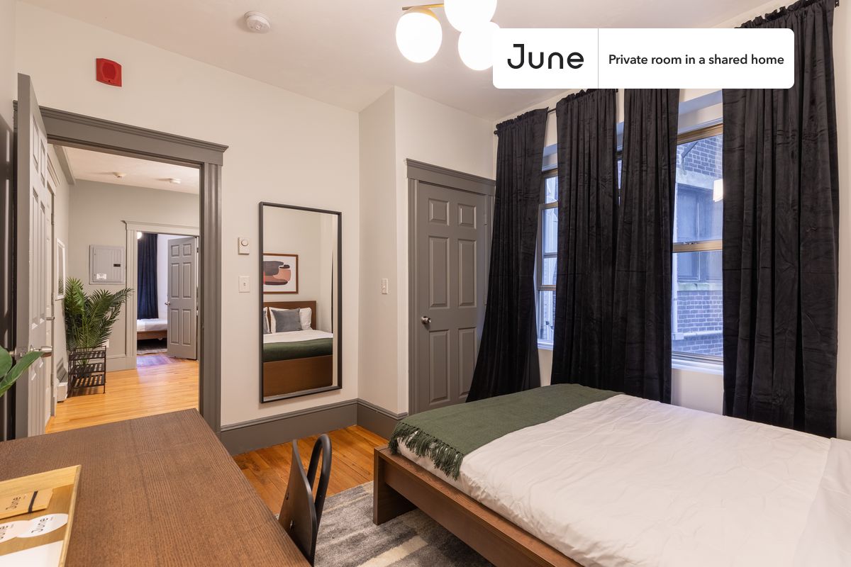 

PLEASE NOTE: This is a private room in a shared apartment. You will have your own bedroom and shared common areas (kitchen, bathroom, etc.) with other residents.

Queen bedroom in a 3 bedroom / 1 bathroom apartment!

Check out 3D tour now:  https://jnhm.es/PY

This  Queen room in Fenway  is available on a 12 month lease or a flexible short term (31 to 364 days) lease. You pick your custom start and end date. Monthly rent rate is determined by furnishing preference, move-in date and move-out date. Speak to a June representative for recommendations on the best stay duration for the lowest rate, and learn more about this home on the June website:  https://jnhm.es/Et

Amenities of this home:   Dishwasher,    Furnished Common Areas,    Wi-Fi - Paid separately (High-Speed),    Guarantors Allowed,       32-inch Flat-Screen TV,    Dining area,    Package room,       Street parking - City permit required,    Laundry - Paid separately (in building),    Smart lock,    Hardwood Flooring,    Microwave,    Oven,    Refrigerator,   also, this unit is conveniently located, several local parks, restaurants and bars are just minutes away.

About June Homes: Welcome to the easiest rental experience of your life. Rent furnished or unfurnished apartments on a 12 month lease or a flexible short term (31 to 364 days). As a resident, you’ll have access to 24/7 support and monthly cleanings of the home’s shared spaces. Sign up now to apply online for your next home with June: https://jnhm.es/sign-roomi

Brokers welcome! Contact us for more details.

Interested? Kindly note that the minimum stay duration would be 31 days. 

Use this listing ID when speaking to June team:  #236 A