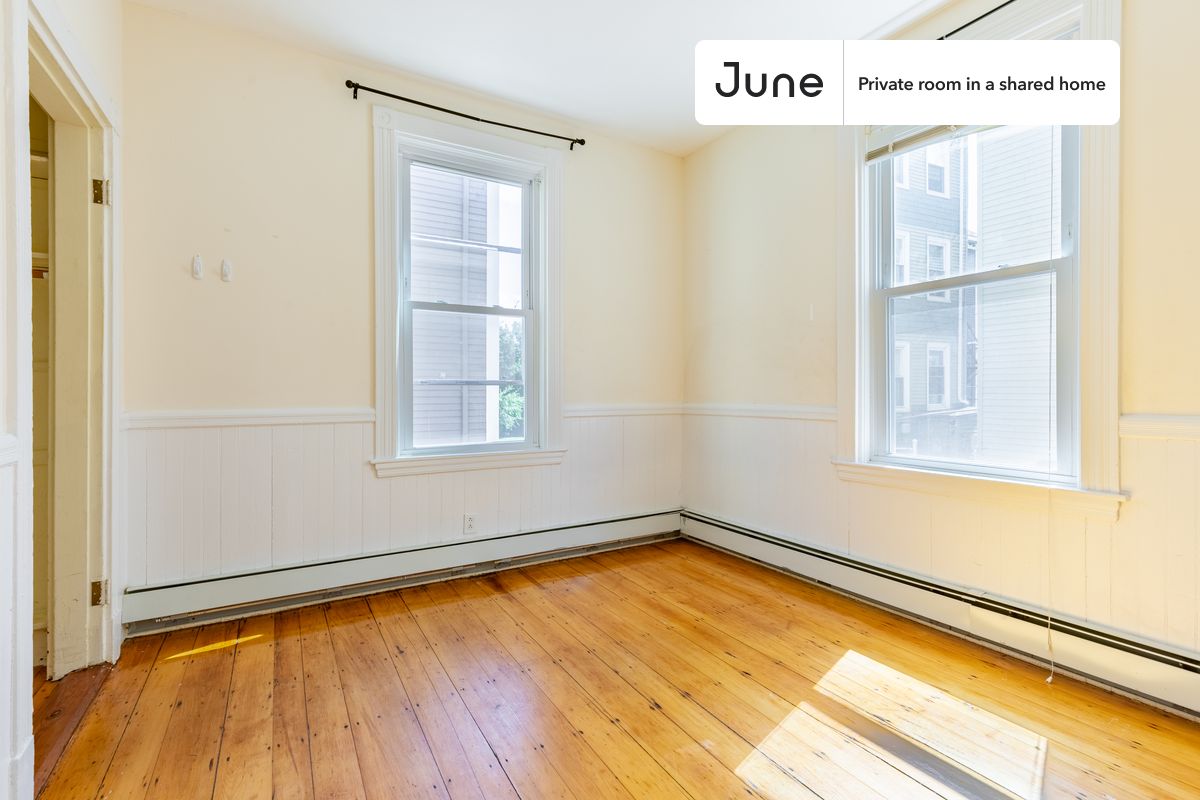 

PLEASE NOTE: This is a private room in a shared apartment. You will have your own bedroom and shared common areas (kitchen, bathroom, etc.) with other residents.

Queen bedroom in a 4 bedroom / 1.5 bathroom apartment!

Check out 3D tour now:  https://jnhm.es/891

This  Queen room in Mission Hill  is available on a 12 month lease or a flexible short term (31 to 364 days) lease. You pick your custom start and end date. Monthly rent rate is determined by furnishing preference, move-in date and move-out date. Speak to a June representative for recommendations on the best stay duration for the lowest rate, and learn more about this home on the June website:  https://jnhm.es/5V8

Amenities of this home:   Dishwasher,    Furnished Common Areas,    Wi-Fi - Paid separately (High-Speed),    Guarantors Allowed,          Street parking - City permit required,    Laundry - Paid separately (in building),    Hardwood Flooring,    Microwave,    Oven,    Refrigerator,   also, this unit is conveniently located, several local parks, restaurants and bars are just minutes away.

About June Homes: Welcome to the easiest rental experience of your life. Rent furnished or unfurnished apartments on a 12 month lease or a flexible short term (31 to 364 days). As a resident, you’ll have access to 24/7 support and monthly cleanings of the home’s shared spaces. Sign up now to apply online for your next home with June: https://jnhm.es/sign-roomi

Brokers welcome! Contact us for more details.

Interested? Kindly note that the minimum stay duration would be 31 days. 

Use this listing ID when speaking to June team:  #973 D