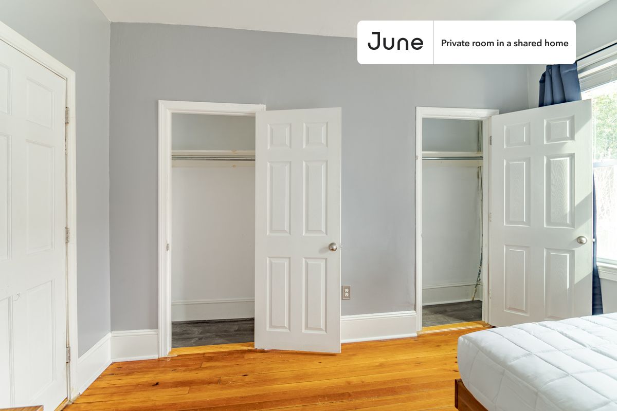 

PLEASE NOTE: This is a private room in a shared apartment. You will have your own bedroom and shared common areas (kitchen, bathroom, etc.) with other residents.

Queen bedroom in a 3 bedroom / 1.5 bathroom apartment!

Check out 3D tour now:  https://jnhm.es/8be

This  Queen room in Dorchester - Fields Corner West  is available on a 12 month lease or a flexible short term (31 to 364 days) lease. You pick your custom start and end date. Monthly rent rate is determined by furnishing preference, move-in date and move-out date. Speak to a June representative for recommendations on the best stay duration for the lowest rate, and learn more about this home on the June website:  https://jnhm.es/6nY

Amenities of this home:   Dishwasher,    Furnished Common Areas,    Wi-Fi - Paid separately (High-Speed),    Guarantors Allowed,       32-inch Flat-Screen TV,       Street parking - City permit required,    Laundry in home (free),    Living area,    Hardwood Flooring,    Microwave,    Oven,    Refrigerator,   also, this unit is conveniently located, several local parks, restaurants and bars are just minutes away.

About June Homes: Welcome to the easiest rental experience of your life. Rent furnished or unfurnished apartments on a 12 month lease or a flexible short term (31 to 364 days). As a resident, you’ll have access to 24/7 support and monthly cleanings of the home’s shared spaces. Sign up now to apply online for your next home with June: https://jnhm.es/sign-roomi

Brokers welcome! Contact us for more details.

Interested? Kindly note that the minimum stay duration would be 31 days. 

Use this listing ID when speaking to June team:  #1581 B