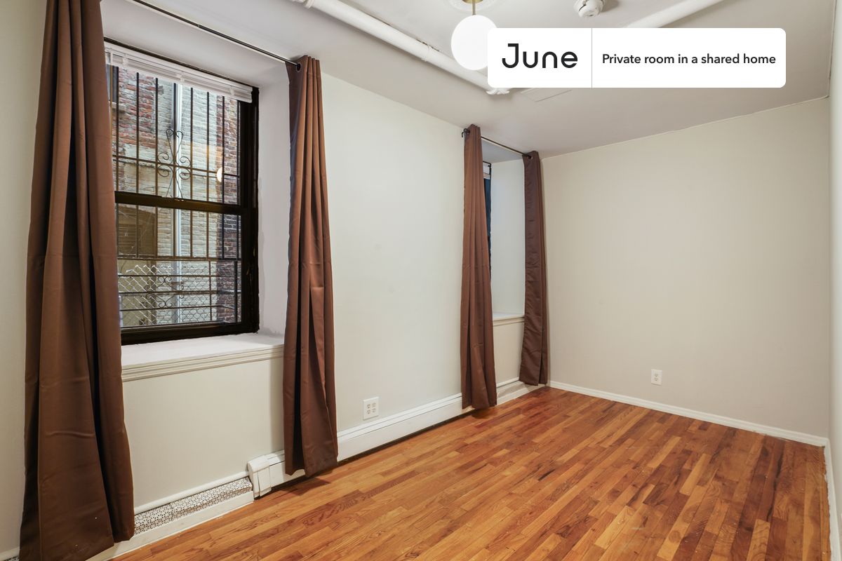PLEASE NOTE: This is a private room in a shared apartment. You will have your own bedroom and shared common areas (kitchen, bathroom, etc.) with other residents.
Queen bedroom in a 3 bedroom / 2 bathroom apartment!
Check out 3D tour now: https://jnhm.es/Zr
This Queen room in Morningside Heights is available on a 12 month lease or a flexible short term (31 to 364 days) lease. You pick your custom start and end date. Monthly rent rate is determined by furnishing preference, move-in date and move-out date. Speak to a June representative for recommendations on the best stay duration for the lowest rate, and learn more about this home on the June website: https://jnhm.es/5QY
Amenities of this home: Dishwasher, Furnished Common Areas, Wi-Fi - Paid separately (High-Speed), Guarantors Allowed, 32-inch Flat-Screen TV, Hardwood Flooring, Microwave, Oven, Refrigerator, also, this unit is conveniently located, several local parks, restaurants and bars are just minutes away.
About June Homes: Welcome to the easiest rental experience of your life. Rent furnished or unfurnished apartments on a 12 month lease or a flexible short term (31 to 364 days). As a resident, you’ll have access to 24/7 support and monthly cleanings of the home’s shared spaces. Sign up now to apply online for your next home with June: https://jnhm.es/sign-roomi
Brokers welcome! Contact us for more details.
Interested? Use this listing ID when speaking to June team: #891 A