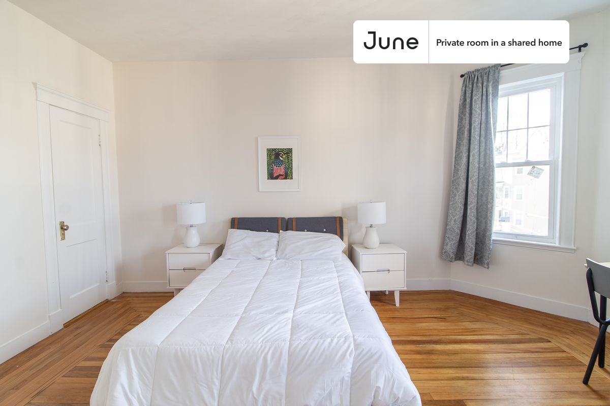 PLEASE NOTE: This is a private room in a shared apartment. You will have your own bedroom and shared common areas (kitchen, bathroom, etc.) with other residents.
Queen bedroom in a 4 bedroom / 1 bathroom apartment!
Check out 3D tour now: https://jnhm.es/8ep
This Queen room in Dorchester Center is available on a 12 month lease or a flexible short term (31 to 364 days) lease. You pick your custom start and end date. Monthly rent rate is determined by furnishing preference, move-in date and move-out date. Speak to a June representative for recommendations on the best stay duration for the lowest rate, and learn more about this home on the June website: https://jnhm.es/6vG
Amenities of this home: Wi-Fi - Paid separately (High-Speed), Guarantors Allowed, 32-inch Flat-Screen TV, Dine in kitchen, Laundry in home (free), Balcony, Living area, Parking Spot (Paid separately), Hardwood Flooring, Microwave, Oven, Refrigerator, Heating | Steam radiant, Parking through SpotHero Paid, also, this unit is conveniently located, several local parks, restaurants and bars are just minutes away.
About June Homes: Welcome to the easiest rental experience of your life. Rent furnished or unfurnished apartments on a 12 month lease or a flexible short term (31 to 364 days). As a resident, you’ll have access to 24/7 support and monthly cleanings of the home’s shared spaces. Sign up now to apply online for your next home with June: https://jnhm.es/sign-roomi
Brokers welcome! Contact us for more details.
Interested? Kindly note that the minimum stay duration would be 31 days.
Use this listing ID when speaking to June team: #1733 A