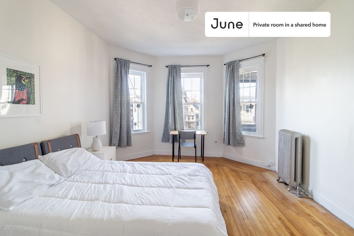 PLEASE NOTE: This is a private room in a shared apartment. You will have your own bedroom and shared common areas (kitchen, bathroom, etc.) with other residents.
Queen bedroom in a 4 bedroom / 1 bathroom apartment!
Check out 3D tour now: https://jnhm.es/8ep
This Queen room in Dorchester Center is available on a 12 month lease or a flexible short term (31 to 364 days) lease. You pick your custom start and end date. Monthly rent rate is determined by furnishing preference, move-in date and move-out date. Speak to a June representative for recommendations on the best stay duration for the lowest rate, and learn more about this home on the June website: https://jnhm.es/6vG
Amenities of this home: Wi-Fi - Paid separately (High-Speed), Guarantors Allowed, 32-inch Flat-Screen TV, Dine in kitchen, Laundry in home (free), Balcony, Living area, Parking Spot (Paid separately), Hardwood Flooring, Microwave, Oven, Refrigerator, Heating | Steam radiant, Parking through SpotHero Paid, also, this unit is conveniently located, several local parks, restaurants and bars are just minutes away.
About June Homes: Welcome to the easiest rental experience of your life. Rent furnished or unfurnished apartments on a 12 month lease or a flexible short term (31 to 364 days). As a resident, you’ll have access to 24/7 support and monthly cleanings of the home’s shared spaces. Sign up now to apply online for your next home with June: https://jnhm.es/sign-roomi
Brokers welcome! Contact us for more details.
Interested? Kindly note that the minimum stay duration would be 31 days.
Use this listing ID when speaking to June team: #1733 A