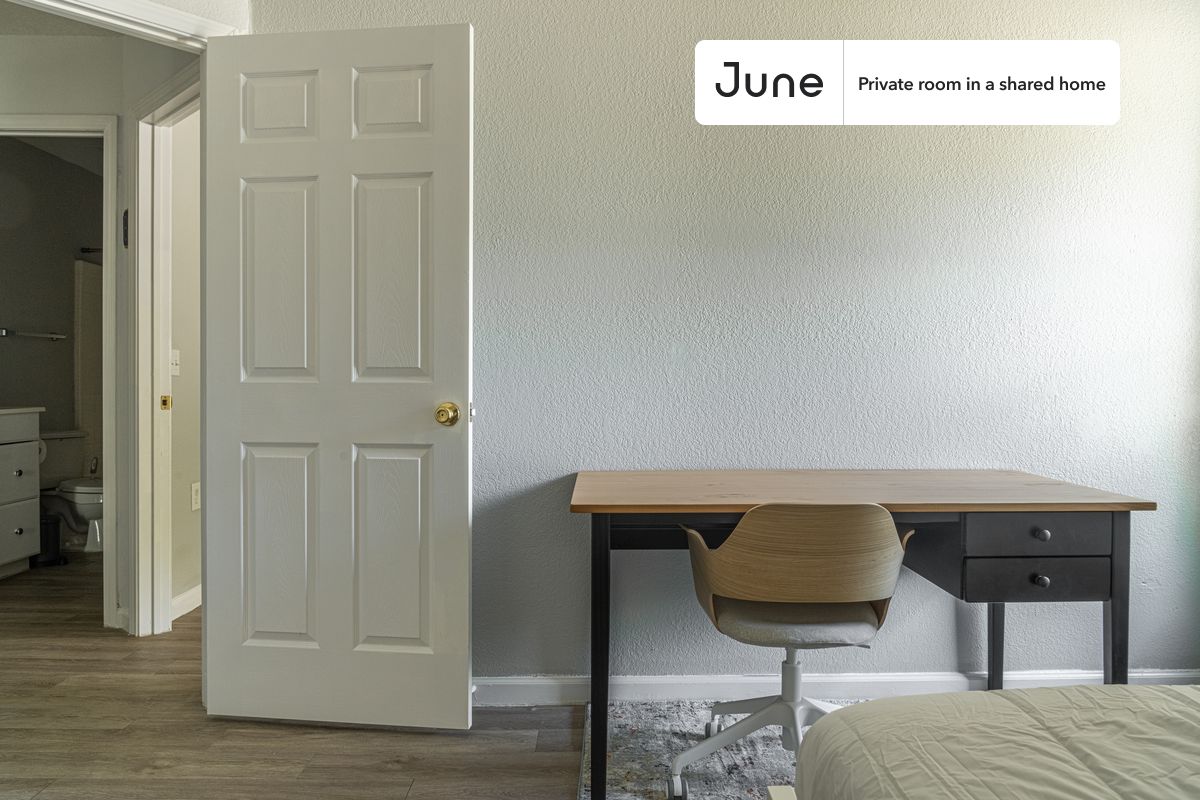 

PLEASE NOTE: This is a private room in a shared apartment. You will have your own bedroom and shared common areas (kitchen, bathroom, etc.) with other residents.

Full bedroom in a 3 bedroom / 2 bathroom apartment!

Check out 3D tour now:  https://jnhm.es/87M

This  Full room in Franklin Park  is available on a 12 month lease or a flexible short term (31 to 364 days) lease. You pick your custom start and end date. Monthly rent rate is determined by furnishing preference, move-in date and move-out date. Speak to a June representative for recommendations on the best stay duration for the lowest rate, and learn more about this home on the June website:  https://jnhm.es/6gl

Amenities of this home:   Dishwasher,    Furnished Common Areas,    Wi-Fi - Paid separately (High-Speed),    Guarantors Allowed,       32-inch Flat-Screen TV,    Street parking - City permit required,    Laundry in home (free),       Hardwood Flooring,    Microwave,    Oven,    Refrigerator,    Air Conditioning | HVAC,   also, this unit is conveniently located, several local parks, restaurants and bars are just minutes away.

About June Homes: Welcome to the easiest rental experience of your life. Rent furnished or unfurnished apartments on a 12 month lease or a flexible short term (31 to 364 days). As a resident, you’ll have access to 24/7 support and monthly cleanings of the home’s shared spaces. Sign up now to apply online for your next home with June: https://jnhm.es/sign-roomi

Brokers welcome! Contact us for more details.

Interested? Use this listing ID when speaking to June team:  #1405 A