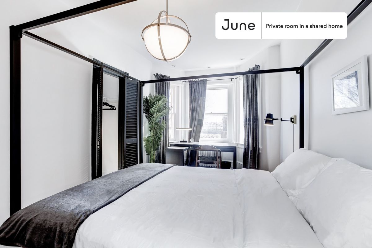 

PLEASE NOTE: This is a private room in a shared apartment. You will have your own bedroom and shared common areas (kitchen, bathroom, etc.) with other residents.

Queen bedroom in a 4 bedroom / 1.5 bathroom apartment!

Check out 3D tour now:  https://jnhm.es/Pb

This  Queen room in Capitol Hill  is available on a 12 month lease or a flexible short term (31 to 364 days) lease. You pick your custom start and end date. Monthly rent rate is determined by furnishing preference, move-in date and move-out date. Speak to a June representative for recommendations on the best stay duration for the lowest rate, and learn more about this home on the June website:  https://jnhm.es/yx

Amenities of this home:   Dishwasher,    Patio,    Furnished Common Areas,    Wi-Fi - Paid separately (High-Speed),    Outdoor space,    Guarantors Allowed,       32-inch Flat-Screen TV,    Dining area,       Central AC (Common space),    Street parking - City permit required,    Laundry in home (free),    Hardwood Flooring,    Microwave,    Oven,    Refrigerator,   also, this unit is conveniently located, several local parks, restaurants and bars are just minutes away.

About June Homes: Welcome to the easiest rental experience of your life. Rent furnished or unfurnished apartments on a 12 month lease or a flexible short term (31 to 364 days). As a resident, you’ll have access to 24/7 support and monthly cleanings of the home’s shared spaces. Sign up now to apply online for your next home with June: https://jnhm.es/sign-roomi

Brokers welcome! Contact us for more details.

Interested? Kindly note that the minimum stay duration would be 31 days. 

Use this listing ID when speaking to June team:  #176 2B
