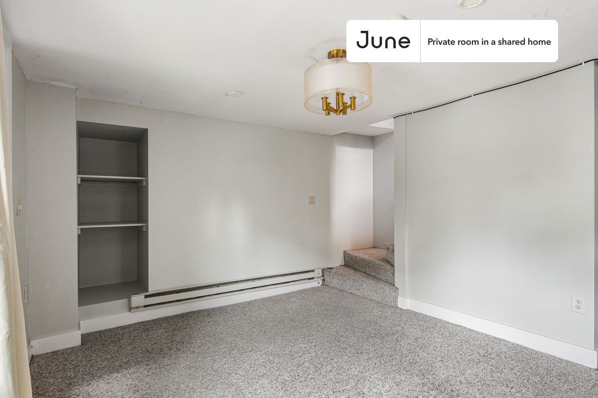 

PLEASE NOTE: This is a private room in a shared apartment. You will have your own bedroom and shared common areas (kitchen, bathroom, etc.) with other residents.

Queen bedroom in a 4 bedroom / 2.5 bathroom apartment!

Check out 3D tour now:  https://jnhm.es/Vu

This  Queen room in Allston  is available on a 12 month lease or a flexible short term (31 to 364 days) lease. You pick your custom start and end date. Monthly rent rate is determined by furnishing preference, move-in date and move-out date. Speak to a June representative for recommendations on the best stay duration for the lowest rate, and learn more about this home on the June website:  https://jnhm.es/5Cp

Amenities of this home:   Dishwasher,    Furnished Common Areas,    Wi-Fi - Paid separately (High-Speed),    Guarantors Allowed,       32-inch Flat-Screen TV,       Street parking - City permit required,    Hardwood Flooring,    Microwave,    Oven,    Refrigerator,   also, this unit is conveniently located, several local parks, restaurants and bars are just minutes away.

About June Homes: Welcome to the easiest rental experience of your life. Rent furnished or unfurnished apartments on a 12 month lease or a flexible short term (31 to 364 days). As a resident, you’ll have access to 24/7 support and monthly cleanings of the home’s shared spaces. Sign up now to apply online for your next home with June: https://jnhm.es/sign-roomi

Brokers welcome! Contact us for more details.

Interested? Kindly note that the minimum stay duration would be 31 days. 

Use this listing ID when speaking to June team:  #585 D