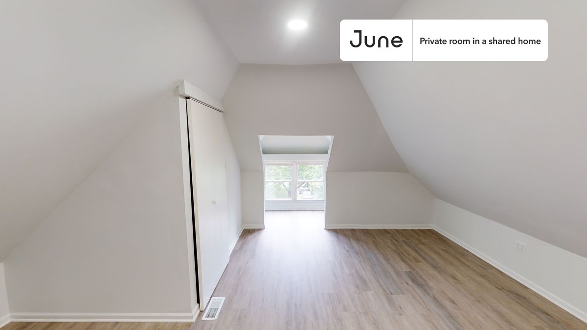 PLEASE NOTE: This is a private room in a shared apartment. You will have your own bedroom and shared common areas (kitchen, bathroom, etc.) with other residents.
Queen bedroom in a 4 bedroom / 2 bathroom apartment!
Check out 3D tour now: https://jnhm.es/88D
This Queen room in Logan Square is available on a 12 month lease or a flexible short term (31 to 364 days) lease. You pick your custom start and end date. Monthly rent rate is determined by furnishing preference, move-in date and move-out date. Speak to a June representative for recommendations on the best stay duration for the lowest rate, and learn more about this home on the June website: https://jnhm.es/6jO
Amenities of this home: Guarantors Allowed, Laundry in home (free), Dining area, 32-inch Flat-Screen TV, Wi-Fi - Paid separately (High-Speed), Furnished Common Areas, Dishwasher, Living area, Limited garage parking (Paid separately), Hardwood Flooring, Microwave, Oven, Refrigerator, also, this unit is conveniently located, several local parks, restaurants and bars are just minutes away.
About June Homes: Welcome to the easiest rental experience of your life. Rent furnished or unfurnished apartments on a 12 month lease or a flexible short term (31 to 364 days). As a resident, you’ll have access to 24/7 support and monthly cleanings of the home’s shared spaces. Sign up now to apply online for your next home with June: https://jnhm.es/sign-roomi
Brokers welcome! Contact us for more details.
Interested? Kindly note that the minimum stay duration would be 32 days.
Use this listing ID when speaking to June team: #1489 D