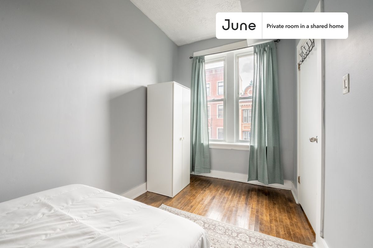 

PLEASE NOTE: This is a private room in a shared apartment. You will have your own bedroom and shared common areas (kitchen, bathroom, etc.) with other residents.

Full bedroom in a 3 bedroom / 1 bathroom apartment!

Check out 3D tour now:  https://jnhm.es/8ax

This  Full room in Bucktown  is available on a 12 month lease or a flexible short term (31 to 364 days) lease. You pick your custom start and end date. Monthly rent rate is determined by furnishing preference, move-in date and move-out date. Speak to a June representative for recommendations on the best stay duration for the lowest rate, and learn more about this home on the June website:  https://jnhm.es/6ls

Amenities of this home:   Furnished Common Areas,    Wi-Fi - Paid separately (High-Speed),    Guarantors Allowed,       32-inch Flat-Screen TV,    Dining area,    Street parking - City permit required,    Laundry in home (free),       Living area,    Hardwood Flooring,    Microwave,    Oven,    Refrigerator,   also, this unit is conveniently located, several local parks, restaurants and bars are just minutes away.

About June Homes: Welcome to the easiest rental experience of your life. Rent furnished or unfurnished apartments on a 12 month lease or a flexible short term (31 to 364 days). As a resident, you’ll have access to 24/7 support and monthly cleanings of the home’s shared spaces. Sign up now to apply online for your next home with June: https://jnhm.es/sign-roomi

Brokers welcome! Contact us for more details.

Interested? Kindly note that the minimum stay duration would be 32 days. 

Use this listing ID when speaking to June team:  #1522 A