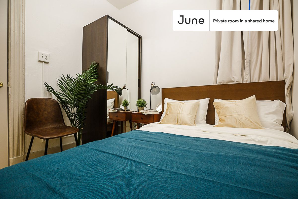 PLEASE NOTE: This is a private room in a shared apartment. You will have your own bedroom and shared common areas (kitchen, bathroom, etc.) with other residents.
Full bedroom in a 5 bedroom / 1 bathroom apartment!
Check out 3D tour now: https://jnhm.es/RZ
This Full room in Hell's Kitchen is available on a 12 month lease or a flexible short term (31 to 364 days) lease. You pick your custom start and end date. Monthly rent rate is determined by furnishing preference, move-in date and move-out date. Speak to a June representative for recommendations on the best stay duration for the lowest rate, and learn more about this home on the June website: https://jnhm.es/BI
Amenities of this home: Furnished Common Areas, Wi-Fi - Paid separately (High-Speed), Guarantors Allowed, 32-inch Flat-Screen TV, Dine in kitchen, Hardwood Flooring, Microwave, Oven, Refrigerator, also, this unit is conveniently located, several local parks, restaurants and bars are just minutes away.
About June Homes: Welcome to the easiest rental experience of your life. Rent furnished or unfurnished apartments on a 12 month lease or a flexible short term (31 to 364 days). As a resident, you’ll have access to 24/7 support and monthly cleanings of the home’s shared spaces. Sign up now to apply online for your next home with June: https://jnhm.es/sign-roomi
Brokers welcome! Contact us for more details.
Interested? Use this listing ID when speaking to June team: #183 B