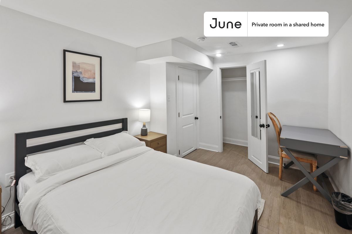 PLEASE NOTE: This is a private room in a shared apartment. You will have your own bedroom and shared common areas (kitchen, bathroom, etc.) with other residents.
Queen bedroom in a 5 bedroom / 3.5 bathroom apartment!
Check out 3D tour now: https://jnhm.es/Yw
This Queen room in Upper Central NE is available on a 12 month lease or a flexible short term (31 to 364 days) lease. You pick your custom start and end date. Monthly rent rate is determined by furnishing preference, move-in date and move-out date. Speak to a June representative for recommendations on the best stay duration for the lowest rate, and learn more about this home on the June website: https://jnhm.es/5MN
Amenities of this home: Dishwasher, Furnished Common Areas, Wi-Fi - Paid separately (High-Speed), Guarantors Allowed, 32-inch Flat-Screen TV, Central AC (Common space), Hardwood Flooring, Microwave, Oven, Refrigerator, also, this unit is conveniently located, several local parks, restaurants and bars are just minutes away.
About June Homes: Welcome to the easiest rental experience of your life. Rent furnished or unfurnished apartments on a 12 month lease or a flexible short term (31 to 364 days). As a resident, you’ll have access to 24/7 support and monthly cleanings of the home’s shared spaces. Sign up now to apply online for your next home with June: https://jnhm.es/sign-roomi
Brokers welcome! Contact us for more details.
Interested? Kindly note that the minimum stay duration would be 31 days.
Use this listing ID when speaking to June team: #810 D