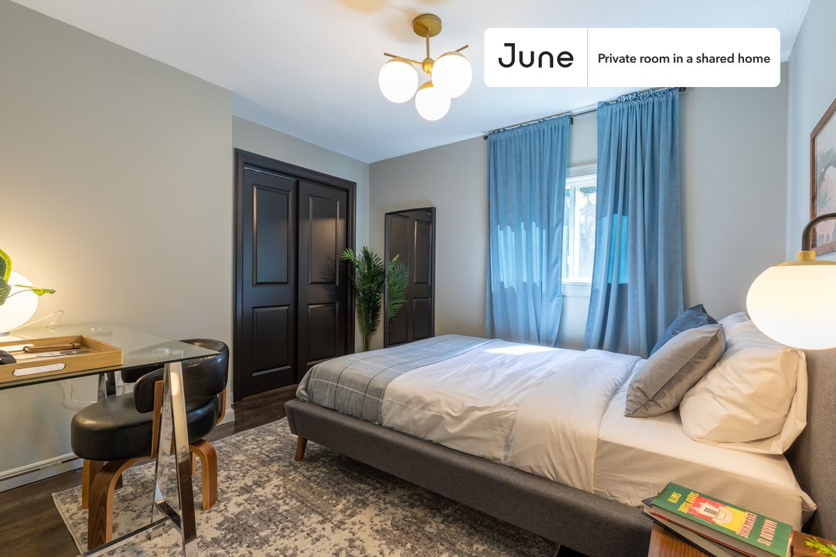 

PLEASE NOTE: This is a private room in a shared apartment. You will have your own bedroom and shared common areas (kitchen, bathroom, etc.) with other residents.

Queen bedroom in a 6 bedroom / 4 bathroom apartment!

Check out 3D tour now:  https://jnhm.es/PO

This  Queen room in Brighton  is available on a 12 month lease or a flexible short term (31 to 364 days) lease. You pick your custom start and end date. Monthly rent rate is determined by furnishing preference, move-in date and move-out date. Speak to a June representative for recommendations on the best stay duration for the lowest rate, and learn more about this home on the June website:  https://jnhm.es/D5

Amenities of this home:   Dishwasher,    Furnished Common Areas,    Wi-Fi - Paid separately (High-Speed),    Guarantors Allowed,       32-inch Flat-Screen TV,       Laundry in home (free),    Courtyard,    Parking Spot (Paid separately),    Hardwood Flooring,    Microwave,    Oven,    Refrigerator,   also, this unit is conveniently located, several local parks, restaurants and bars are just minutes away.

About June Homes: Welcome to the easiest rental experience of your life. Rent furnished or unfurnished apartments on a 12 month lease or a flexible short term (31 to 364 days). As a resident, you’ll have access to 24/7 support and monthly cleanings of the home’s shared spaces. Sign up now to apply online for your next home with June: https://jnhm.es/sign-roomi

Brokers welcome! Contact us for more details.

Interested? Kindly note that the minimum stay duration would be 31 days. 

Use this listing ID when speaking to June team:  #206 C