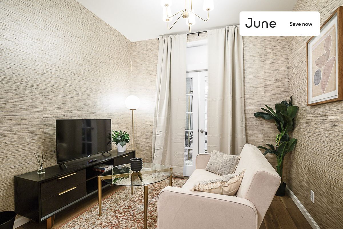 1 bedroom in Hell's Kitchen on flexible lease terms.
Check out 3D tour now: https://jnhm.es/OA
This 1 bedroom apartment on the Hell's Kitchen is available on a 12 month lease or a flexible short term (31 to 364 days) lease. You pick your custom start and end date. Monthly rent rate is determined by furnishing preference, move-in date and move-out date. Speak to a June representative for recommendations on the best stay duration for the lowest rate, and learn more about this home on the June website: https://jnhm.es/BM
Amenities of this home: Dishwasher, Wi-Fi - Paid separately (High-Speed), Guarantors Allowed, 32-inch Flat-Screen TV, Couple-Friendly, Private Bathroom, South facing, Folding desk, Full bed, Smart lock, Hardwood Flooring, Microwave, Oven, Refrigerator, also, this unit is conveniently located, several local parks, restaurants and bars are just minutes away.
About June Homes: Welcome to the easiest rental experience of your life. Rent furnished or unfurnished apartments on a 12 month lease or a flexible short term (31 to 364 days). As a resident, you’ll have access to 24/7 support and monthly cleanings of the home’s shared spaces. Sign up now to apply online for your next home with June: https://jnhm.es/sign-roomi
Brokers welcome! Contact us for more details.
Interested? Use this listing ID when speaking to June team: #185