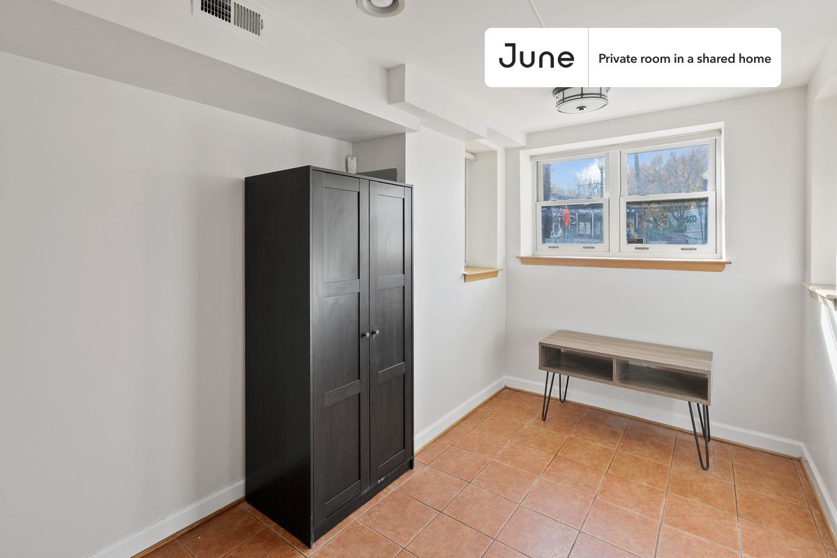 

PLEASE NOTE: This is a private room in a shared apartment. You will have your own bedroom and shared common areas (kitchen, bathroom, etc.) with other residents.

Full bedroom in a 3 bedroom / 2.5 bathroom apartment!

Check out 3D tour now:  https://jnhm.es/Yx

This  Full room in Shaw  is available on a 12 month lease or a flexible short term (31 to 364 days) lease. You pick your custom start and end date. Monthly rent rate is determined by furnishing preference, move-in date and move-out date. Speak to a June representative for recommendations on the best stay duration for the lowest rate, and learn more about this home on the June website:  https://jnhm.es/5MC

Amenities of this home:   Dishwasher,    Furnished Common Areas,    Wi-Fi - Paid separately (High-Speed),    Guarantors Allowed,       Laundry in home (free),       Wall-Mounted TV,    Hardwood Flooring,    Microwave,    Oven,    Refrigerator,   also, this unit is conveniently located, several local parks, restaurants and bars are just minutes away.

About June Homes: Welcome to the easiest rental experience of your life. Rent furnished or unfurnished apartments on a 12 month lease or a flexible short term (31 to 364 days). As a resident, you’ll have access to 24/7 support and monthly cleanings of the home’s shared spaces. Sign up now to apply online for your next home with June: https://jnhm.es/sign-roomi

Brokers welcome! Contact us for more details.

Interested? Kindly note that the minimum stay duration would be 31 days. 

Use this listing ID when speaking to June team:  #807 A