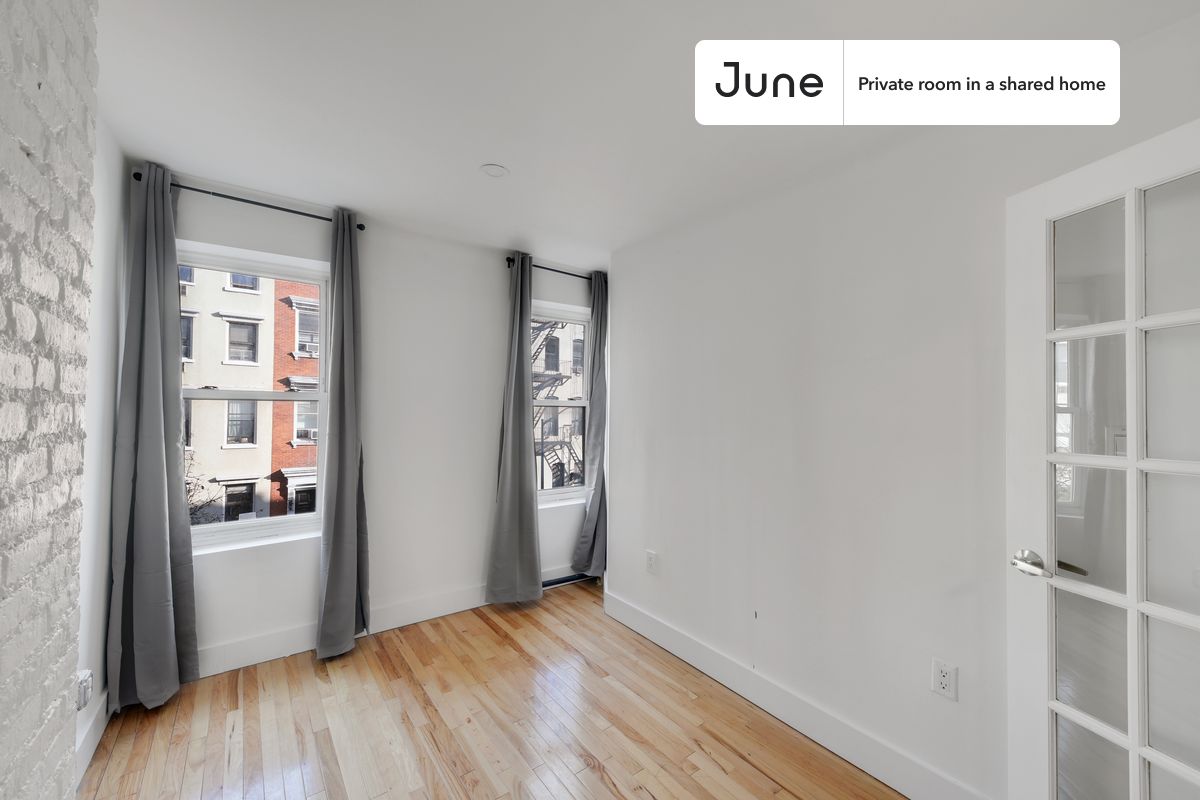 

Full bedroom in a 5 bedroom / 2 bathroom apartment!

Check out 3D tour now:  https://jnhm.es/YQ

This  Full room in East Village  is available on a flexible 1-18 month lease. Monthly rent rate is determined by furnishing preference, move-in date and move-out date. Speak to a June representative for recommendations on the best stay duration for the lowest rate, and learn more about this home on the June website:  https://jnhm.es/5PN

Amenities of this home:   Dishwasher,    Furnished Common Areas,    Wi-Fi - Paid separately (High-Speed),    Guarantors Allowed,       32-inch Flat-Screen TV,       Laundry in home (free),    Hardwood Flooring,    Microwave,    Oven,    Refrigerator,   also, this unit is conveniently located, several local parks, restaurants and bars are just minutes away.

About June Homes: Welcome to the easiest rental experience of your life. Rent furnished or unfurnished apartments for 1 - 18 months, bypass hidden costs and broker fees and enjoy an easy move-in. As a resident, you’ll have access to 24/7 support and monthly cleanings of the home’s shared spaces. Sign up now to apply online for your next home with June: https://jnhm.es/sign-roomi

Interested? Use this listing ID when speaking to June team:  #872 E
