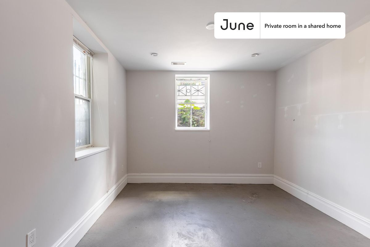 Move-In Ready Home with 30% Off Furnishing Fee. Apply Now!

Queen bedroom in a 6 bedroom / 3 bathroom apartment!

Check out 3D tour now:  https://jnhm.es/8b8

This  Queen room in Mission Hill  is available on a flexible 1-18 month lease. Monthly rent rate is determined by furnishing preference, move-in date and move-out date. Speak to a June representative for recommendations on the best stay duration for the lowest rate, and learn more about this home on the June website:  https://jnhm.es/5YV

Amenities of this home:   Dishwasher,    Furnished Common Areas,    Wi-Fi - Paid separately (High-Speed),    Guarantors Allowed,       32-inch Flat-Screen TV,    Dine in kitchen,       Street parking,    Laundry in home (free),    Living area,    Hardwood Flooring,    Microwave,    Oven,    Refrigerator,   also, this unit is conveniently located, several local parks, restaurants and bars are just minutes away.

About June Homes: Welcome to the easiest rental experience of your life. Rent furnished or unfurnished apartments for 1 - 18 months, bypass hidden costs and broker fees and enjoy an easy move-in. As a resident, you’ll have access to 24/7 support and monthly cleanings of the home’s shared spaces. Sign up now to apply online for your next home with June: https://jnhm.es/sign-roomi

Interested? Kindly note that the minimum stay duration would be 31 days. 

Use this listing ID when speaking to June team:  #1035 F