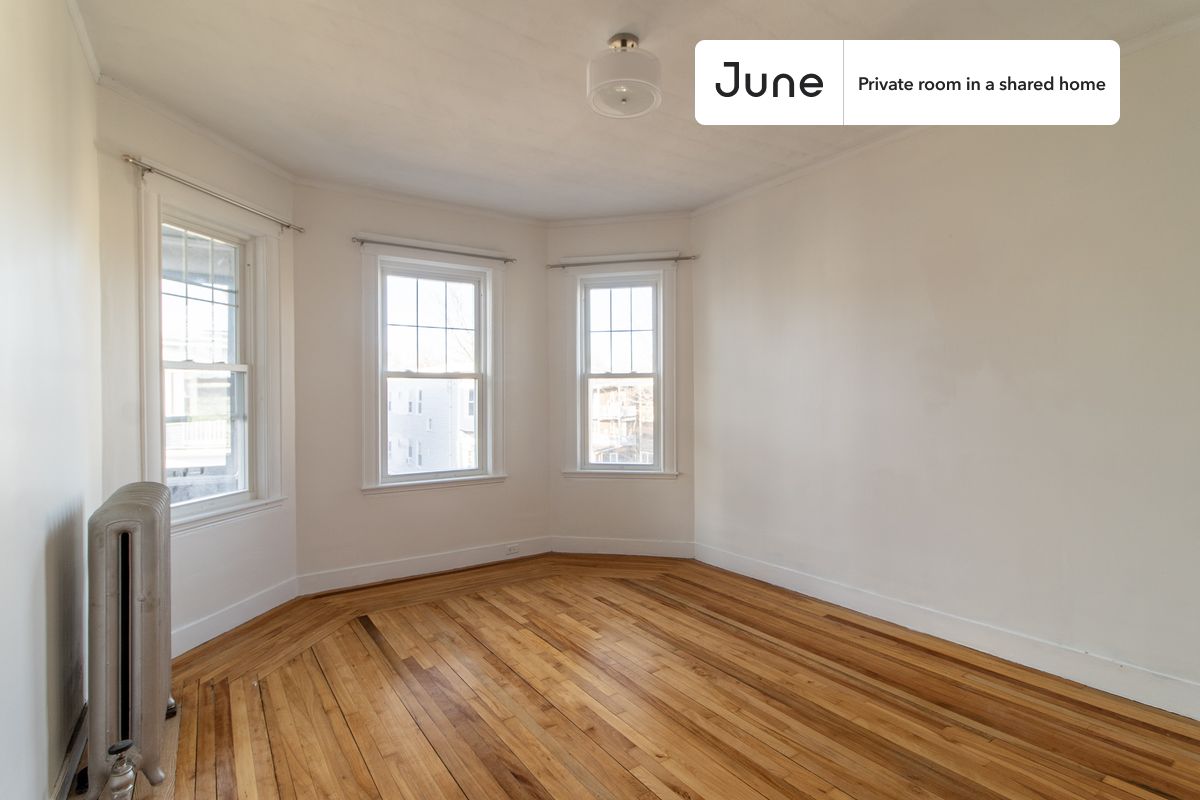 Queen bedroom in a 4 bedroom / 1 bathroom apartment!
Check out 3D tour now: https://jnhm.es/8ep
This Queen room in Dorchester Center is available on a flexible 1-18 month lease. Monthly rent rate is determined by furnishing preference, move-in date and move-out date. Speak to a June representative for recommendations on the best stay duration for the lowest rate, and learn more about this home on the June website: https://jnhm.es/6vI
Amenities of this home: Wi-Fi - Paid separately (High-Speed), Guarantors Allowed, 32-inch Flat-Screen TV, Dine in kitchen, Paid parking, Laundry in home (free), Balcony, Living area, Hardwood Flooring, Microwave, Oven, Refrigerator, Heating | Steam radiant, also, this unit is conveniently located, several local parks, restaurants and bars are just minutes away.
About June Homes: Welcome to the easiest rental experience of your life. Rent furnished or unfurnished apartments for 1 - 18 months, bypass hidden costs and broker fees and enjoy an easy move-in. As a resident, you’ll have access to 24/7 support and monthly cleanings of the home’s shared spaces. Sign up now to apply online for your next home with June: https://jnhm.es/sign-roomi
Interested? Kindly note that the minimum stay duration would be 31 days.
Use this listing ID when speaking to June team: #1733 D