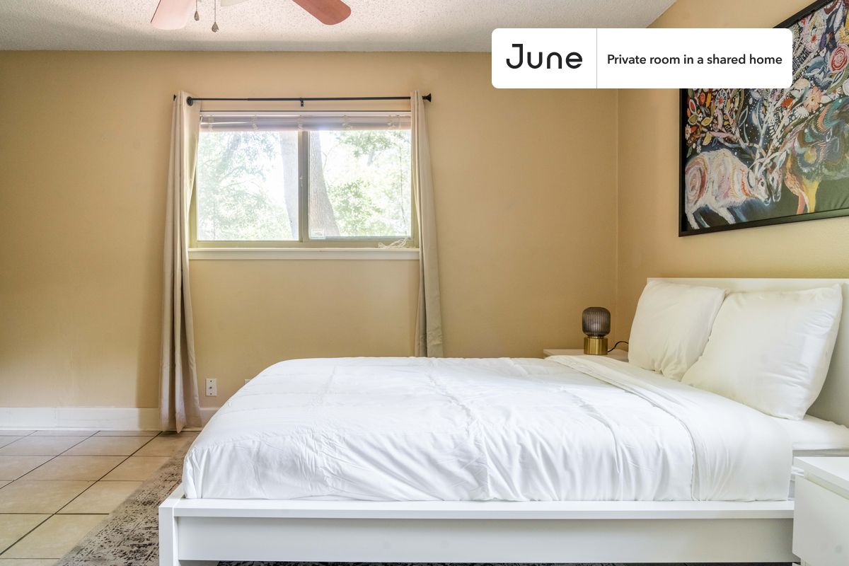 

PLEASE NOTE: This is a private room in a shared apartment. You will have your own bedroom and shared common areas (kitchen, bathroom, etc.) with other residents.

Queen bedroom in a 3 bedroom / 2 bathroom apartment!

Check out 3D tour now:  https://jnhm.es/877

This  Queen room in North Austin  is available on a 12 month lease or a flexible short term (31 to 364 days) lease. You pick your custom start and end date. Monthly rent rate is determined by furnishing preference, move-in date and move-out date. Speak to a June representative for recommendations on the best stay duration for the lowest rate, and learn more about this home on the June website:  https://jnhm.es/6ef

Amenities of this home:   Dishwasher,    Furnished Common Areas,    Wi-Fi - Paid separately (High-Speed),    Guarantors Allowed,       32-inch Flat-Screen TV,    Dining area,    Street parking - City permit required,    Laundry in home (free),       Enclosed backyard,    Fireplace,    Hardwood Flooring,    Microwave,    Oven,    Refrigerator,   also, this unit is conveniently located, several local parks, restaurants and bars are just minutes away.

About June Homes: Welcome to the easiest rental experience of your life. Rent furnished or unfurnished apartments on a 12 month lease or a flexible short term (31 to 364 days). As a resident, you’ll have access to 24/7 support and monthly cleanings of the home’s shared spaces. Sign up now to apply online for your next home with June: https://jnhm.es/sign-roomi

Brokers welcome! Contact us for more details.

Interested? Use this listing ID when speaking to June team:  #1360 A