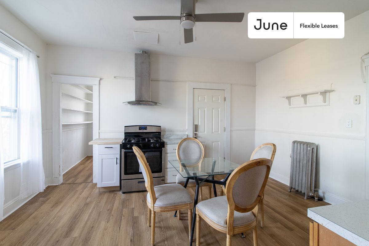 4 bedroom in Dorchester Center on flexible lease terms.
Check out 3D tour now: https://jnhm.es/8ep
This 4 bedrooms, 1 bath apartment on the Dorchester Center is available on a flexible 1-18 month lease. Monthly rent rate is determined by furnishing preference, move-in date and move-out date. Speak to a June representative for recommendations on the best stay duration for the lowest rate, and learn more about this home on the June website:
Amenities of this home: Wi-Fi - Paid separately (High-Speed), Guarantors Allowed, 32-inch Flat-Screen TV, Dine in kitchen, Paid parking, Laundry in home (free), Balcony, Living area, Hardwood Flooring, Microwave, Oven, Refrigerator, Heating | Steam radiant, also, this unit is conveniently located, several local parks, restaurants and bars are just minutes away.
About June Homes: Welcome to the easiest rental experience of your life. Rent furnished or unfurnished apartments for 1 - 18 months, bypass hidden costs and broker fees and enjoy an easy move-in. As a resident, you’ll have access to 24/7 support and monthly cleanings of the home’s shared spaces. Sign up now to apply online for your next home with June: https://jnhm.es/sign-roomi
Use this listing ID when speaking to June team: #1733