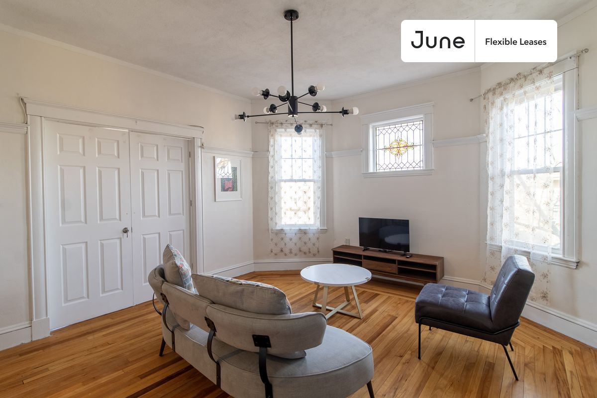 4 bedroom in Dorchester Center on flexible lease terms.
Check out 3D tour now: https://jnhm.es/8ep
This 4 bedrooms, 1 bath apartment on the Dorchester Center is available on a flexible 1-18 month lease. Monthly rent rate is determined by furnishing preference, move-in date and move-out date. Speak to a June representative for recommendations on the best stay duration for the lowest rate, and learn more about this home on the June website:
Amenities of this home: Wi-Fi - Paid separately (High-Speed), Guarantors Allowed, 32-inch Flat-Screen TV, Dine in kitchen, Paid parking, Laundry in home (free), Balcony, Living area, Hardwood Flooring, Microwave, Oven, Refrigerator, Heating | Steam radiant, also, this unit is conveniently located, several local parks, restaurants and bars are just minutes away.
About June Homes: Welcome to the easiest rental experience of your life. Rent furnished or unfurnished apartments for 1 - 18 months, bypass hidden costs and broker fees and enjoy an easy move-in. As a resident, you’ll have access to 24/7 support and monthly cleanings of the home’s shared spaces. Sign up now to apply online for your next home with June: https://jnhm.es/sign-roomi
Use this listing ID when speaking to June team: #1733