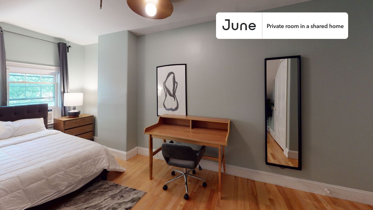 

PLEASE NOTE: This is a private room in a shared apartment. You will have your own bedroom and shared common areas (kitchen, bathroom, etc.) with other residents.

Full bedroom in a 7 bedroom / 2.5 bathroom apartment!

Check out 3D tour now:  https://jnhm.es/Rd

This  Full room in Harvard Square (Cambridge)  is available on a 12 month lease or a flexible short term (31 to 364 days) lease. You pick your custom start and end date. Monthly rent rate is determined by furnishing preference, move-in date and move-out date. Speak to a June representative for recommendations on the best stay duration for the lowest rate, and learn more about this home on the June website:  https://jnhm.es/5vp

Amenities of this home:   Dishwasher,    Furnished Common Areas,    Wi-Fi - Paid separately (High-Speed),    Guarantors Allowed,       32-inch Flat-Screen TV,    Dine in kitchen,    Laundry in home (free),       Smart lock,    Living area,    Hardwood Flooring,    Microwave,    Oven,    Refrigerator,    Air Conditioning | HVAC,   also, this unit is conveniently located, several local parks, restaurants and bars are just minutes away.

About June Homes: Welcome to the easiest rental experience of your life. Rent furnished or unfurnished apartments on a 12 month lease or a flexible short term (31 to 364 days). As a resident, you’ll have access to 24/7 support and monthly cleanings of the home’s shared spaces. Sign up now to apply online for your next home with June: https://jnhm.es/sign-roomi

Brokers welcome! Contact us for more details.

Interested? Kindly note that the minimum stay duration would be 31 days. 

Use this listing ID when speaking to June team:  #443 E