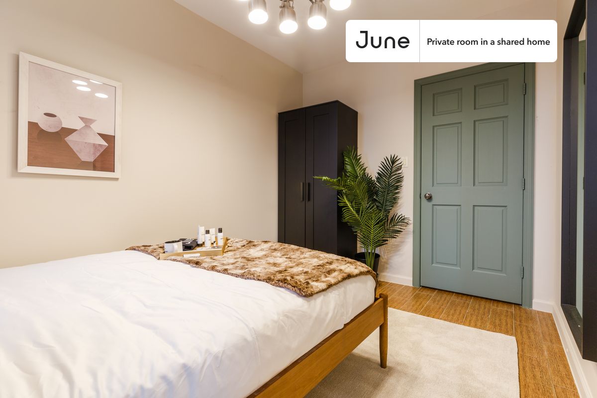 PLEASE NOTE: This is a private room in a shared apartment. You will have your own bedroom and shared common areas (kitchen, bathroom, etc.) with other residents.
Queen bedroom in a 3 bedroom / 1 bathroom apartment!
Check out 3D tour now: https://jnhm.es/RS
This Queen room in Chinatown is available on a 12 month lease or a flexible short term (31 to 364 days) lease. You pick your custom start and end date. Monthly rent rate is determined by furnishing preference, move-in date and move-out date. Speak to a June representative for recommendations on the best stay duration for the lowest rate, and learn more about this home on the June website: https://jnhm.es/FK
Amenities of this home: Furnished Common Areas, Wi-Fi - Paid separately (High-Speed), Guarantors Allowed, 32-inch Flat-Screen TV, Laundry - Paid separately (in building), Hardwood Flooring, Microwave, Oven, Refrigerator, also, this unit is conveniently located, several local parks, restaurants and bars are just minutes away.
About June Homes: Welcome to the easiest rental experience of your life. Rent furnished or unfurnished apartments on a 12 month lease or a flexible short term (31 to 364 days). As a resident, you’ll have access to 24/7 support and monthly cleanings of the home’s shared spaces. Sign up now to apply online for your next home with June: https://jnhm.es/sign-roomi
Brokers welcome! Contact us for more details.
Interested? Use this listing ID when speaking to June team: #263 B