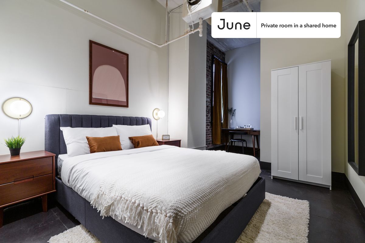 PLEASE NOTE: This is a private room in a shared apartment. You will have your own bedroom and shared common areas (kitchen, bathroom, etc.) with other residents.
Queen bedroom in a 5 bedroom / 2 bathroom apartment!
Check out 3D tour now: https://jnhm.es/5C
This Queen room in Chelsea is available on a 12 month lease or a flexible short term (31 to 364 days) lease. You pick your custom start and end date. Monthly rent rate is determined by furnishing preference, move-in date and move-out date. Speak to a June representative for recommendations on the best stay duration for the lowest rate, and learn more about this home on the June website: https://jnhm.es/JV
Amenities of this home: Dishwasher, Furnished Common Areas, Wi-Fi - Paid separately (High-Speed), Elevator, Guarantors Allowed, 32-inch Flat-Screen TV, Dining area, Dine in kitchen, Laundry in home (free), Smart lock, AC (Common space), Hardwood Flooring, Microwave, Oven, Refrigerator, also, this unit is conveniently located, several local parks, restaurants and bars are just minutes away.
About June Homes: Welcome to the easiest rental experience of your life. Rent furnished or unfurnished apartments on a 12 month lease or a flexible short term (31 to 364 days). As a resident, you’ll have access to 24/7 support and monthly cleanings of the home’s shared spaces. Sign up now to apply online for your next home with June: https://jnhm.es/sign-roomi
Brokers welcome! Contact us for more details.
Interested? Use this listing ID when speaking to June team: #335 C
