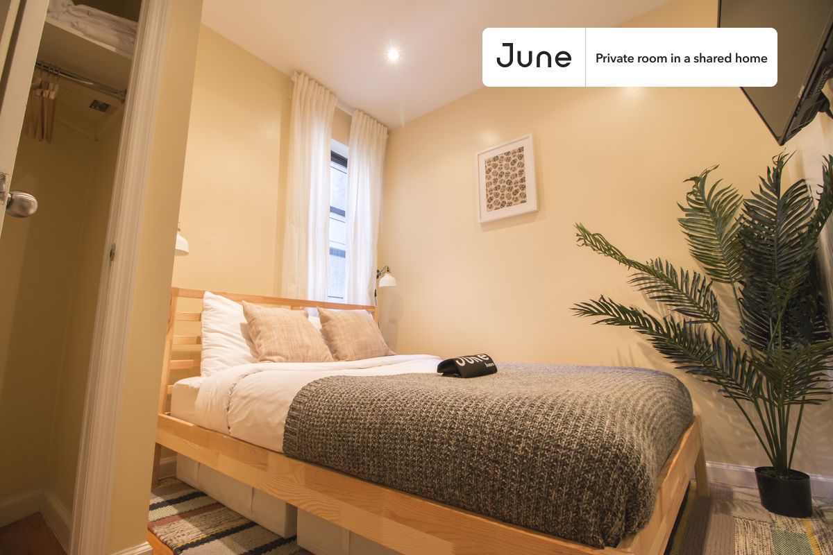 

PLEASE NOTE: This is a private room in a shared apartment. You will have your own bedroom and shared common areas (kitchen, bathroom, etc.) with other residents.

Full bedroom in a 4 bedroom / 2 bathroom apartment!

Check out 3D tour now:  https://jnhm.es/5t

This  Full room in Upper West Side  is available on a 12 month lease or a flexible short term (31 to 364 days) lease. You pick your custom start and end date. Monthly rent rate is determined by furnishing preference, move-in date and move-out date. Speak to a June representative for recommendations on the best stay duration for the lowest rate, and learn more about this home on the June website:  https://jnhm.es/L5

Amenities of this home:   Dishwasher,    Furnished Common Areas,    Wi-Fi - Paid separately (High-Speed),    Elevator,    Guarantors Allowed,       32-inch Flat-Screen TV,    Dining area,       Laundry in home (free),    Smart lock,    Courtyard,    Hardwood Flooring,    Microwave,    Oven,    Refrigerator,   also, this unit is conveniently located, several local parks, restaurants and bars are just minutes away.

About June Homes: Welcome to the easiest rental experience of your life. Rent furnished or unfurnished apartments on a 12 month lease or a flexible short term (31 to 364 days). As a resident, you’ll have access to 24/7 support and monthly cleanings of the home’s shared spaces. Sign up now to apply online for your next home with June: https://jnhm.es/sign-roomi

Brokers welcome! Contact us for more details.

Interested? Use this listing ID when speaking to June team:  #356 A
