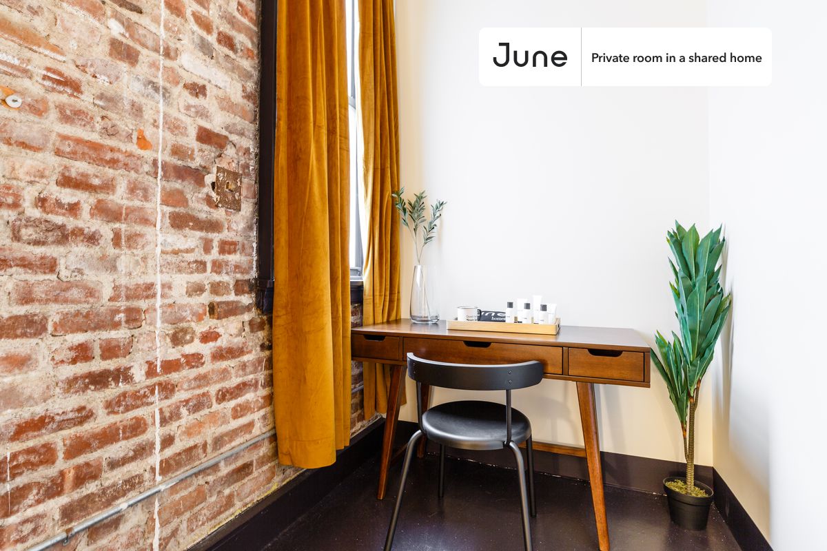 PLEASE NOTE: This is a private room in a shared apartment. You will have your own bedroom and shared common areas (kitchen, bathroom, etc.) with other residents.
Queen bedroom in a 5 bedroom / 2 bathroom apartment!
Check out 3D tour now: https://jnhm.es/5C
This Queen room in Chelsea is available on a 12 month lease or a flexible short term (31 to 364 days) lease. You pick your custom start and end date. Monthly rent rate is determined by furnishing preference, move-in date and move-out date. Speak to a June representative for recommendations on the best stay duration for the lowest rate, and learn more about this home on the June website: https://jnhm.es/JV
Amenities of this home: Dishwasher, Furnished Common Areas, Wi-Fi - Paid separately (High-Speed), Elevator, Guarantors Allowed, 32-inch Flat-Screen TV, Dining area, Dine in kitchen, Laundry in home (free), Smart lock, AC (Common space), Hardwood Flooring, Microwave, Oven, Refrigerator, also, this unit is conveniently located, several local parks, restaurants and bars are just minutes away.
About June Homes: Welcome to the easiest rental experience of your life. Rent furnished or unfurnished apartments on a 12 month lease or a flexible short term (31 to 364 days). As a resident, you’ll have access to 24/7 support and monthly cleanings of the home’s shared spaces. Sign up now to apply online for your next home with June: https://jnhm.es/sign-roomi
Brokers welcome! Contact us for more details.
Interested? Use this listing ID when speaking to June team: #335 C