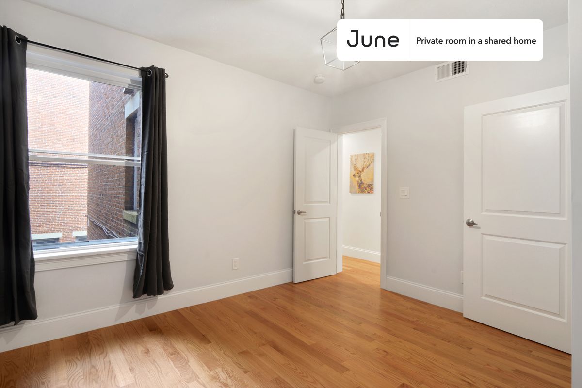 Queen bedroom in a 5 bedroom / 2 bathroom apartment!
Check out 3D tour now: https://jnhm.es/VG
This Queen room in Allston is available on a flexible 1-18 month lease. Monthly rent rate is determined by furnishing preference, move-in date and move-out date. Speak to a June representative for recommendations on the best stay duration for the lowest rate, and learn more about this home on the June website: https://jnhm.es/5GV
Amenities of this home: Street parking, Laundry - Paid separately (in building), Dishwasher, Furnished Common Areas, Wi-Fi - Paid separately (High-Speed), Guarantors Allowed, 32-inch Flat-Screen TV, Hardwood Flooring, Microwave, Oven, Refrigerator, also, this unit is conveniently located, several local parks, restaurants and bars are just minutes away.
About June Homes: Welcome to the easiest rental experience of your life. Rent furnished or unfurnished apartments for 1 - 18 months, bypass hidden costs and broker fees and enjoy an easy move-in. As a resident, you’ll have access to 24/7 support and monthly cleanings of the home’s shared spaces. Sign up now to apply online for your next home with June: https://jnhm.es/sign-roomi
Interested? Kindly note that the minimum stay duration would be 31 days.
Use this listing ID when speaking to June team: #680 C