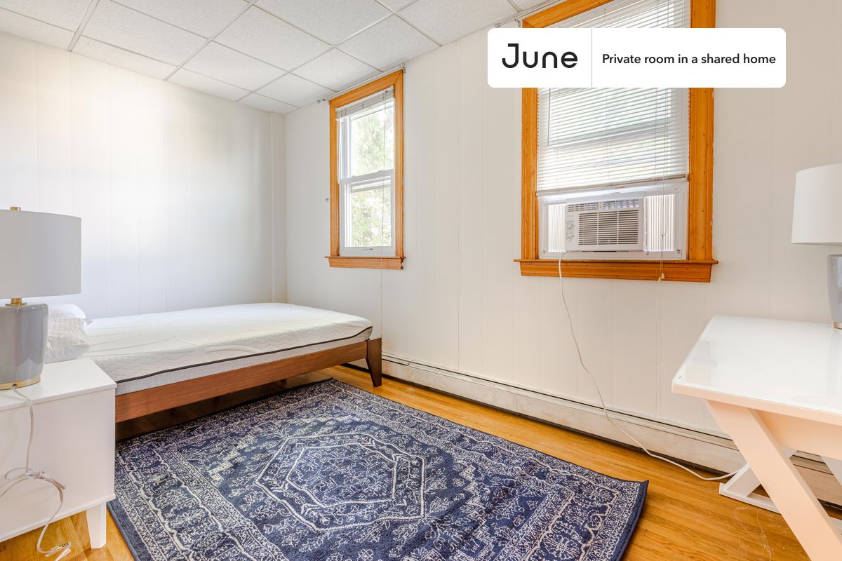 

PLEASE NOTE: This is a private room in a shared apartment. You will have your own bedroom and shared common areas (kitchen, bathroom, etc.) with other residents.

Queen bedroom in a 5 bedroom / 1 bathroom apartment!

Check out 3D tour now:  https://jnhm.es/89r

This  Queen room in Mission Hill  is available on a 12 month lease or a flexible short term (31 to 364 days) lease. You pick your custom start and end date. Monthly rent rate is determined by furnishing preference, move-in date and move-out date. Speak to a June representative for recommendations on the best stay duration for the lowest rate, and learn more about this home on the June website:  https://jnhm.es/5Yo

Amenities of this home:   Dishwasher,    Furnished Common Areas,    Wi-Fi - Paid separately (High-Speed),    Guarantors Allowed,          Street parking - City permit required,    Laundry in home (free),    Hardwood Flooring,    Microwave,    Oven,    Refrigerator,   also, this unit is conveniently located, several local parks, restaurants and bars are just minutes away.

About June Homes: Welcome to the easiest rental experience of your life. Rent furnished or unfurnished apartments on a 12 month lease or a flexible short term (31 to 364 days). As a resident, you’ll have access to 24/7 support and monthly cleanings of the home’s shared spaces. Sign up now to apply online for your next home with June: https://jnhm.es/sign-roomi

Brokers welcome! Contact us for more details.

Interested? Kindly note that the minimum stay duration would be 31 days. 

Use this listing ID when speaking to June team:  #1026 E