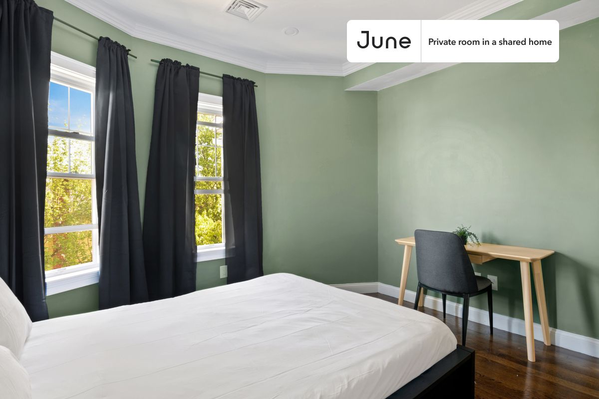 PLEASE NOTE: This is a private room in a shared apartment. You will have your own bedroom and shared common areas (kitchen, bathroom, etc.) with other residents.
Queen bedroom in a 4 bedroom / 1.5 bathroom apartment!
Check out 3D tour now: https://jnhm.es/Vp
This Queen room in Somerville is available on a 12 month lease or a flexible short term (31 to 364 days) lease. You pick your custom start and end date. Monthly rent rate is determined by furnishing preference, move-in date and move-out date. Speak to a June representative for recommendations on the best stay duration for the lowest rate, and learn more about this home on the June website: https://jnhm.es/5AQ
Amenities of this home: Dishwasher, Furnished Common Areas, Wi-Fi - Paid separately (High-Speed), Guarantors Allowed, 32-inch Flat-Screen TV, Dine in kitchen, Street parking - City permit required, Laundry in home (free), Sun Room, Hardwood Flooring, Microwave, Oven, Refrigerator, Air Conditioning | HVAC, also, this unit is conveniently located, several local parks, restaurants and bars are just minutes away.
About June Homes: Welcome to the easiest rental experience of your life. Rent furnished or unfurnished apartments on a 12 month lease or a flexible short term (31 to 364 days). As a resident, you’ll have access to 24/7 support and monthly cleanings of the home’s shared spaces. Sign up now to apply online for your next home with June: https://jnhm.es/sign-roomi
Brokers welcome! Contact us for more details.
Interested? Kindly note that the minimum stay duration would be 31 days.
Use this listing ID when speaking to June team: #547 C