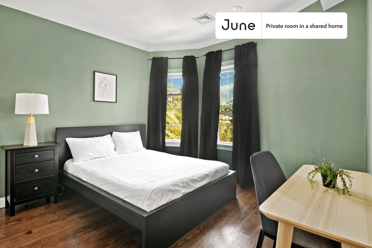 PLEASE NOTE: This is a private room in a shared apartment. You will have your own bedroom and shared common areas (kitchen, bathroom, etc.) with other residents.
Queen bedroom in a 4 bedroom / 1.5 bathroom apartment!
Check out 3D tour now: https://jnhm.es/Vp
This Queen room in Somerville is available on a 12 month lease or a flexible short term (31 to 364 days) lease. You pick your custom start and end date. Monthly rent rate is determined by furnishing preference, move-in date and move-out date. Speak to a June representative for recommendations on the best stay duration for the lowest rate, and learn more about this home on the June website: https://jnhm.es/5AQ
Amenities of this home: Dishwasher, Furnished Common Areas, Wi-Fi - Paid separately (High-Speed), Guarantors Allowed, 32-inch Flat-Screen TV, Dine in kitchen, Street parking - City permit required, Laundry in home (free), Sun Room, Hardwood Flooring, Microwave, Oven, Refrigerator, Air Conditioning | HVAC, also, this unit is conveniently located, several local parks, restaurants and bars are just minutes away.
About June Homes: Welcome to the easiest rental experience of your life. Rent furnished or unfurnished apartments on a 12 month lease or a flexible short term (31 to 364 days). As a resident, you’ll have access to 24/7 support and monthly cleanings of the home’s shared spaces. Sign up now to apply online for your next home with June: https://jnhm.es/sign-roomi
Brokers welcome! Contact us for more details.
Interested? Kindly note that the minimum stay duration would be 31 days.
Use this listing ID when speaking to June team: #547 C