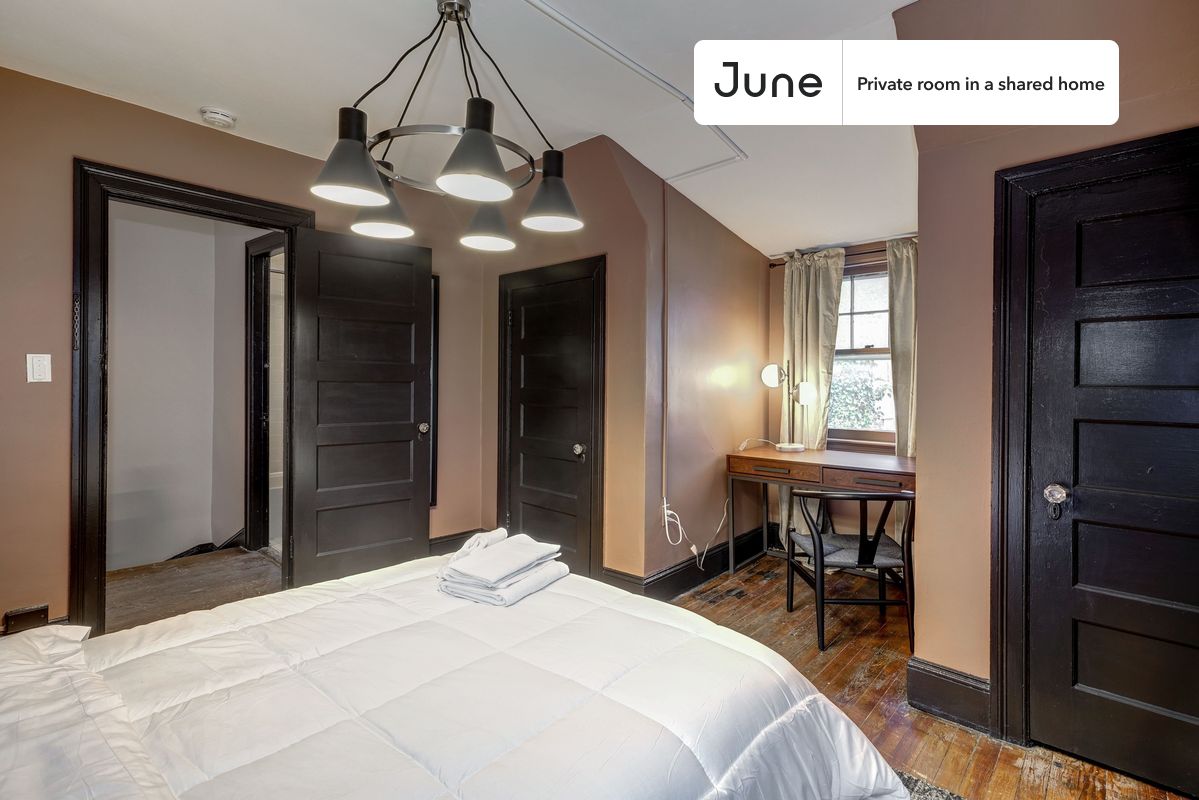 

PLEASE NOTE: This is a private room in a shared apartment. You will have your own bedroom and shared common areas (kitchen, bathroom, etc.) with other residents.

Full bedroom in a 7 bedroom / 3.5 bathroom apartment!

Check out 3D tour now:  https://jnhm.es/Pa

This  Full room in Woodley Park  is available on a 12 month lease or a flexible short term (31 to 364 days) lease. You pick your custom start and end date. Monthly rent rate is determined by furnishing preference, move-in date and move-out date. Speak to a June representative for recommendations on the best stay duration for the lowest rate, and learn more about this home on the June website:  https://jnhm.es/yl

Amenities of this home:   Dishwasher,    Patio,    Furnished Common Areas,    Wi-Fi - Paid separately (High-Speed),    Outdoor space,    Guarantors Allowed,       32-inch Flat-Screen TV,    Gym,    Dine in kitchen,       Laundry in home (free),    Parking Spot (Paid separately),    Hardwood Flooring,    Microwave,    Oven,    Refrigerator,   also, this unit is conveniently located, several local parks, restaurants and bars are just minutes away.

About June Homes: Welcome to the easiest rental experience of your life. Rent furnished or unfurnished apartments on a 12 month lease or a flexible short term (31 to 364 days). As a resident, you’ll have access to 24/7 support and monthly cleanings of the home’s shared spaces. Sign up now to apply online for your next home with June: https://jnhm.es/sign-roomi

Brokers welcome! Contact us for more details.

Interested? Kindly note that the minimum stay duration would be 31 days. 

Use this listing ID when speaking to June team:  #115 3C