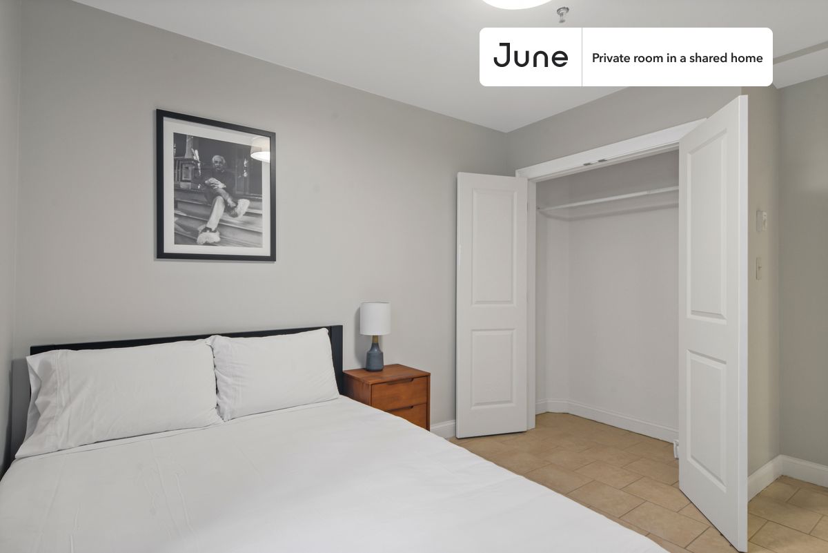 

PLEASE NOTE: This is a private room in a shared apartment. You will have your own bedroom and shared common areas (kitchen, bathroom, etc.) with other residents.

Queen bedroom in a 5 bedroom / 2.5 bathroom apartment!

Check out 3D tour now:  https://jnhm.es/XA

This  Queen room in Roxbury  is available on a 12 month lease or a flexible short term (31 to 364 days) lease. You pick your custom start and end date. Monthly rent rate is determined by furnishing preference, move-in date and move-out date. Speak to a June representative for recommendations on the best stay duration for the lowest rate, and learn more about this home on the June website:  https://jnhm.es/5L7

Amenities of this home:   Dishwasher,    Patio,    Furnished Common Areas,    Wi-Fi - Paid separately (High-Speed),    Guarantors Allowed,       32-inch Flat-Screen TV,       Street parking (Paid separately),    Hardwood Flooring,    Microwave,    Oven,    Refrigerator,    Air Conditioning | HVAC,   also, this unit is conveniently located, several local parks, restaurants and bars are just minutes away.

About June Homes: Welcome to the easiest rental experience of your life. Rent furnished or unfurnished apartments on a 12 month lease or a flexible short term (31 to 364 days). As a resident, you’ll have access to 24/7 support and monthly cleanings of the home’s shared spaces. Sign up now to apply online for your next home with June: https://jnhm.es/sign-roomi

Brokers welcome! Contact us for more details.

Interested? Kindly note that the minimum stay duration would be 31 days. 

Use this listing ID when speaking to June team:  #773 D