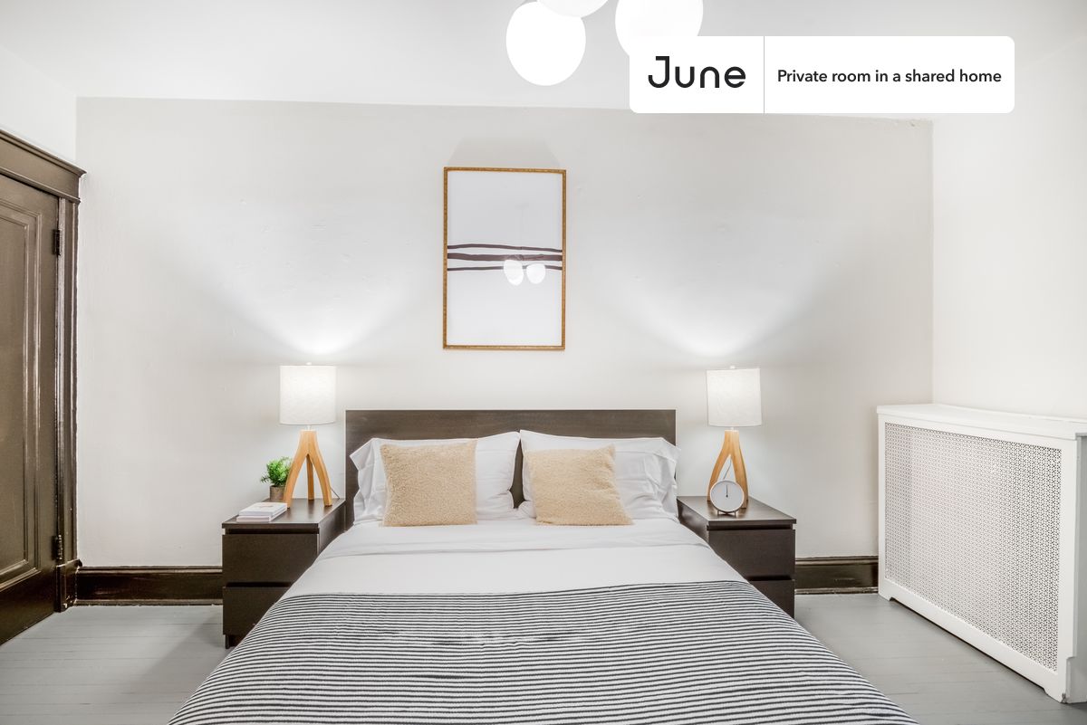 

PLEASE NOTE: This is a private room in a shared apartment. You will have your own bedroom and shared common areas (kitchen, bathroom, etc.) with other residents.

Queen bedroom in a 5 bedroom / 1 bathroom apartment!

Check out 3D tour now:  https://jnhm.es/6c

This  Queen room in Woodley Park  is available on a 12 month lease or a flexible short term (31 to 364 days) lease. You pick your custom start and end date. Monthly rent rate is determined by furnishing preference, move-in date and move-out date. Speak to a June representative for recommendations on the best stay duration for the lowest rate, and learn more about this home on the June website:  https://jnhm.es/E1

Amenities of this home:   Dishwasher,    Patio,    Furnished Common Areas,    Wi-Fi - Paid separately (High-Speed),    Outdoor space,    Guarantors Allowed,       32-inch Flat-Screen TV,       Laundry in home (free),    Parking Spot (Paid separately),    Hardwood Flooring,    Microwave,    Oven,    Refrigerator,   also, this unit is conveniently located, several local parks, restaurants and bars are just minutes away.

About June Homes: Welcome to the easiest rental experience of your life. Rent furnished or unfurnished apartments on a 12 month lease or a flexible short term (31 to 364 days). As a resident, you’ll have access to 24/7 support and monthly cleanings of the home’s shared spaces. Sign up now to apply online for your next home with June: https://jnhm.es/sign-roomi

Brokers welcome! Contact us for more details.

Interested? Kindly note that the minimum stay duration would be 31 days. 

Use this listing ID when speaking to June team:  #226 D