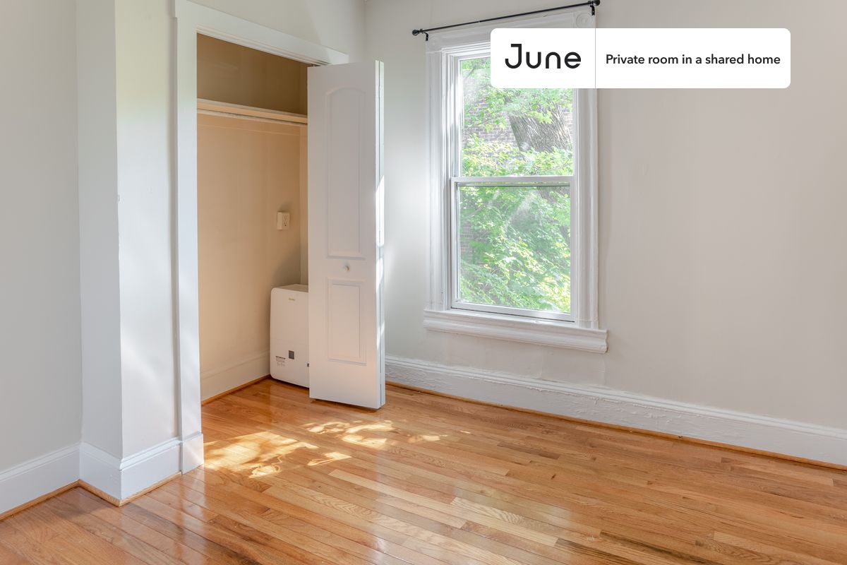 

Full bedroom in a 5 bedroom / 2 bathroom apartment!

Check out 3D tour now:  https://jnhm.es/88q

This  Full room in Georgetown  is available on a flexible 1-18 month lease. Monthly rent rate is determined by furnishing preference, move-in date and move-out date. Speak to a June representative for recommendations on the best stay duration for the lowest rate, and learn more about this home on the June website:  https://jnhm.es/6gG

Amenities of this home:   Dishwasher,    Furnished Common Areas,    Wi-Fi - Paid separately (High-Speed),    Guarantors Allowed,       32-inch Flat-Screen TV,    Street parking,    Laundry in home (free),       Hardwood Flooring,    Microwave,    Oven,    Refrigerator,   also, this unit is conveniently located, several local parks, restaurants and bars are just minutes away.

About June Homes: Welcome to the easiest rental experience of your life. Rent furnished or unfurnished apartments for 1 - 18 months, bypass hidden costs and broker fees and enjoy an easy move-in. As a resident, you’ll have access to 24/7 support and monthly cleanings of the home’s shared spaces. Sign up now to apply online for your next home with June: https://jnhm.es/sign-roomi

Interested? Kindly note that the minimum stay duration would be 31 days. 

Use this listing ID when speaking to June team:  #1413 C