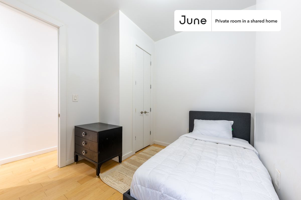 PLEASE NOTE: This is a private room in a shared apartment. You will have your own bedroom and shared common areas (kitchen, bathroom, etc.) with other residents.
Twin bedroom in a 4 bedroom / 2 bathroom apartment!
Check out 3D tour now: https://jnhm.es/10S
This Twin room in Bedford-Stuyvesant is available on a 12 month lease or a flexible short term (31 to 364 days) lease. You pick your custom start and end date. Monthly rent rate is determined by furnishing preference, move-in date and move-out date. Speak to a June representative for recommendations on the best stay duration for the lowest rate, and learn more about this home on the June website: https://jnhm.es/5UE
Amenities of this home: Dishwasher, Furnished Common Areas, Wi-Fi - Paid separately (High-Speed), Guarantors Allowed, Laundry in home (free), Wall-Mounted TV, Hardwood Flooring, Microwave, Oven, Refrigerator, also, this unit is conveniently located, several local parks, restaurants and bars are just minutes away.
About June Homes: Welcome to the easiest rental experience of your life. Rent furnished or unfurnished apartments on a 12 month lease or a flexible short term (31 to 364 days). As a resident, you’ll have access to 24/7 support and monthly cleanings of the home’s shared spaces. Sign up now to apply online for your next home with June: https://jnhm.es/sign-roomi
Brokers welcome! Contact us for more details.
Interested? Use this listing ID when speaking to June team: #963 C