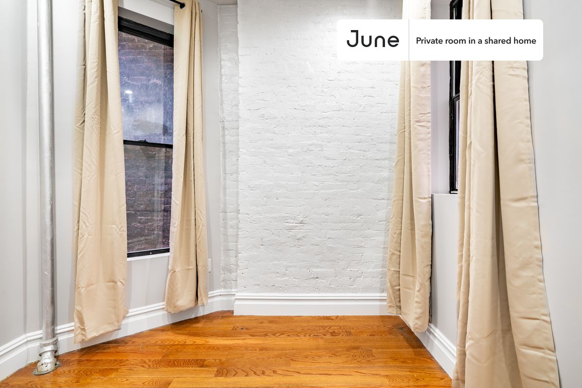 PLEASE NOTE: This is a private room in a shared apartment. You will have your own bedroom and shared common areas (kitchen, bathroom, etc.) with other residents.
Twin bedroom in a 2 bedroom / 1 bathroom apartment!
Check out 3D tour now: https://jnhm.es/842
This Twin room in Columbus Circle is available on a 12 month lease or a flexible short term (31 to 364 days) lease. You pick your custom start and end date. Monthly rent rate is determined by furnishing preference, move-in date and move-out date. Speak to a June representative for recommendations on the best stay duration for the lowest rate, and learn more about this home on the June website: https://jnhm.es/63g
Amenities of this home: Dishwasher, Furnished Common Areas, Wi-Fi - Paid separately (High-Speed), Guarantors Allowed, Street parking - City permit required, Wall-Mounted TV, Hardwood Flooring, Microwave, Oven, Refrigerator, also, this unit is conveniently located, several local parks, restaurants and bars are just minutes away.
About June Homes: Welcome to the easiest rental experience of your life. Rent furnished or unfurnished apartments on a 12 month lease or a flexible short term (31 to 364 days). As a resident, you’ll have access to 24/7 support and monthly cleanings of the home’s shared spaces. Sign up now to apply online for your next home with June: https://jnhm.es/sign-roomi
Brokers welcome! Contact us for more details.
Interested? Use this listing ID when speaking to June team: #1100 A