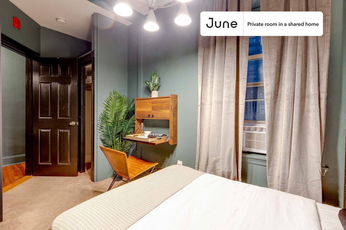 

PLEASE NOTE: This is a private room in a shared apartment. You will have your own bedroom and shared common areas (kitchen, bathroom, etc.) with other residents.

Full bedroom in a 3 bedroom / 1 bathroom apartment!

Check out 3D tour now:  https://jnhm.es/PK

This  Full room in Fenway  is available on a 12 month lease or a flexible short term (31 to 364 days) lease. You pick your custom start and end date. Monthly rent rate is determined by furnishing preference, move-in date and move-out date. Speak to a June representative for recommendations on the best stay duration for the lowest rate, and learn more about this home on the June website:  https://jnhm.es/Cg

Amenities of this home:   Dishwasher,    Furnished Common Areas,    Wi-Fi - Paid separately (High-Speed),    Guarantors Allowed,       32-inch Flat-Screen TV,    Dining area,    Package room,       Street parking - City permit required,    Laundry - Paid separately (in building),    Smart lock,    Hardwood Flooring,    Microwave,    Oven,    Refrigerator,   also, this unit is conveniently located, several local parks, restaurants and bars are just minutes away.

About June Homes: Welcome to the easiest rental experience of your life. Rent furnished or unfurnished apartments on a 12 month lease or a flexible short term (31 to 364 days). As a resident, you’ll have access to 24/7 support and monthly cleanings of the home’s shared spaces. Sign up now to apply online for your next home with June: https://jnhm.es/sign-roomi

Brokers welcome! Contact us for more details.

Interested? Kindly note that the minimum stay duration would be 31 days. 

Use this listing ID when speaking to June team:  #195 B