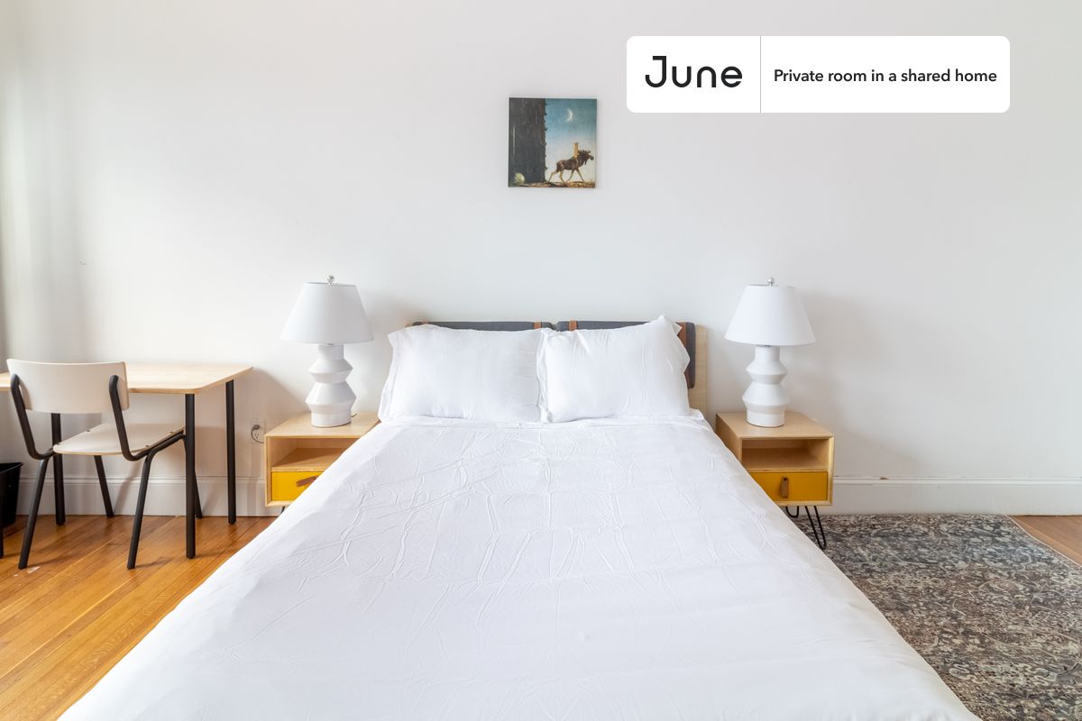 

PLEASE NOTE: This is a private room in a shared apartment. You will have your own bedroom and shared common areas (kitchen, bathroom, etc.) with other residents.

Queen bedroom in a 4 bedroom / 2 bathroom apartment!

Check out 3D tour now:  https://jnhm.es/10V

This  Queen room in Brookline  is available on a 12 month lease or a flexible short term (31 to 364 days) lease. You pick your custom start and end date. Monthly rent rate is determined by furnishing preference, move-in date and move-out date. Speak to a June representative for recommendations on the best stay duration for the lowest rate, and learn more about this home on the June website:  https://jnhm.es/5U6

Amenities of this home:   Dishwasher,    Furnished Common Areas,    Wi-Fi - Paid separately (High-Speed),    Guarantors Allowed,       Street parking - City permit required,    Laundry in home (free),       Wall-Mounted TV,    Hardwood Flooring,    Microwave,    Oven,    Refrigerator,    Air Conditioning | HVAC,   also, this unit is conveniently located, several local parks, restaurants and bars are just minutes away.

About June Homes: Welcome to the easiest rental experience of your life. Rent furnished or unfurnished apartments on a 12 month lease or a flexible short term (31 to 364 days). As a resident, you’ll have access to 24/7 support and monthly cleanings of the home’s shared spaces. Sign up now to apply online for your next home with June: https://jnhm.es/sign-roomi

Brokers welcome! Contact us for more details.

Interested? Kindly note that the minimum stay duration would be 31 days. 

Use this listing ID when speaking to June team:  #954 C