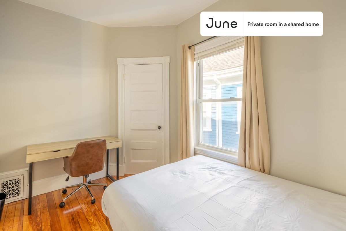 

Full bedroom in a 5 bedroom / 1 bathroom apartment!

Check out 3D tour now:  https://jnhm.es/12t

This  Full room in Jamaica Plain  is available on a flexible 1-18 month lease. Monthly rent rate is determined by furnishing preference, move-in date and move-out date. Speak to a June representative for recommendations on the best stay duration for the lowest rate, and learn more about this home on the June website:  https://jnhm.es/5Ty

Amenities of this home:   Dishwasher,    Furnished Common Areas,    Wi-Fi - Paid separately (High-Speed),    Guarantors Allowed,       Central AC (Common space),    Laundry - Paid separately (in building),       Hardwood Flooring,    Microwave,    Oven,    Refrigerator,   also, this unit is conveniently located, several local parks, restaurants and bars are just minutes away.

About June Homes: Welcome to the easiest rental experience of your life. Rent furnished or unfurnished apartments for 1 - 18 months, bypass hidden costs and broker fees and enjoy an easy move-in. As a resident, you’ll have access to 24/7 support and monthly cleanings of the home’s shared spaces. Sign up now to apply online for your next home with June: https://jnhm.es/sign-roomi

Interested? Kindly note that the minimum stay duration would be 31 days. 

Use this listing ID when speaking to June team:  #943 B