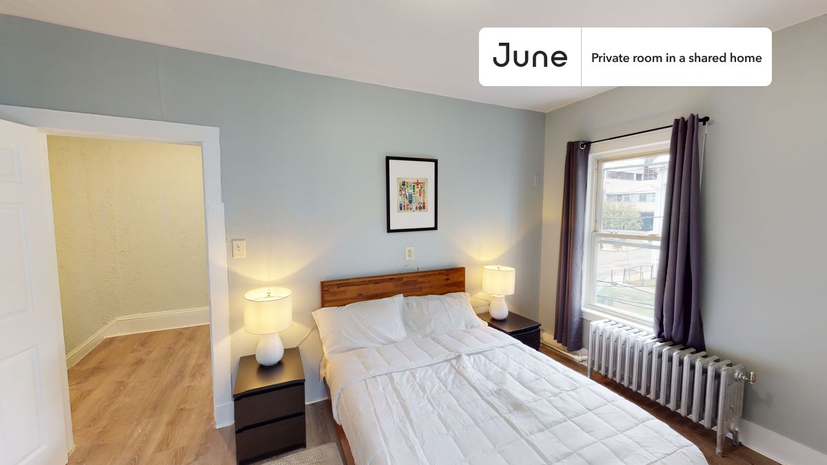 

PLEASE NOTE: This is a private room in a shared apartment. You will have your own bedroom and shared common areas (kitchen, bathroom, etc.) with other residents.

Full bedroom in a 7 bedroom / 2 bathroom apartment!

Check out 3D tour now:  https://jnhm.es/8aW

This  Full room in Allston  is available on a 12 month lease or a flexible short term (31 to 364 days) lease. You pick your custom start and end date. Monthly rent rate is determined by furnishing preference, move-in date and move-out date. Speak to a June representative for recommendations on the best stay duration for the lowest rate, and learn more about this home on the June website:  https://jnhm.es/6kt

Amenities of this home:   Laundry - Paid separately (in building),       Dine in kitchen,    32-inch Flat-Screen TV,       Guarantors Allowed,    Wi-Fi - Paid separately (High-Speed),    Furnished Common Areas,    Dishwasher,    Living area,    Parking Spot (Paid separately),    Hardwood Flooring,    Microwave,    Oven,    Refrigerator,   also, this unit is conveniently located, several local parks, restaurants and bars are just minutes away.

About June Homes: Welcome to the easiest rental experience of your life. Rent furnished or unfurnished apartments on a 12 month lease or a flexible short term (31 to 364 days). As a resident, you’ll have access to 24/7 support and monthly cleanings of the home’s shared spaces. Sign up now to apply online for your next home with June: https://jnhm.es/sign-roomi

Brokers welcome! Contact us for more details.

Interested? Kindly note that the minimum stay duration would be 31 days. 

Use this listing ID when speaking to June team:  #1505 E