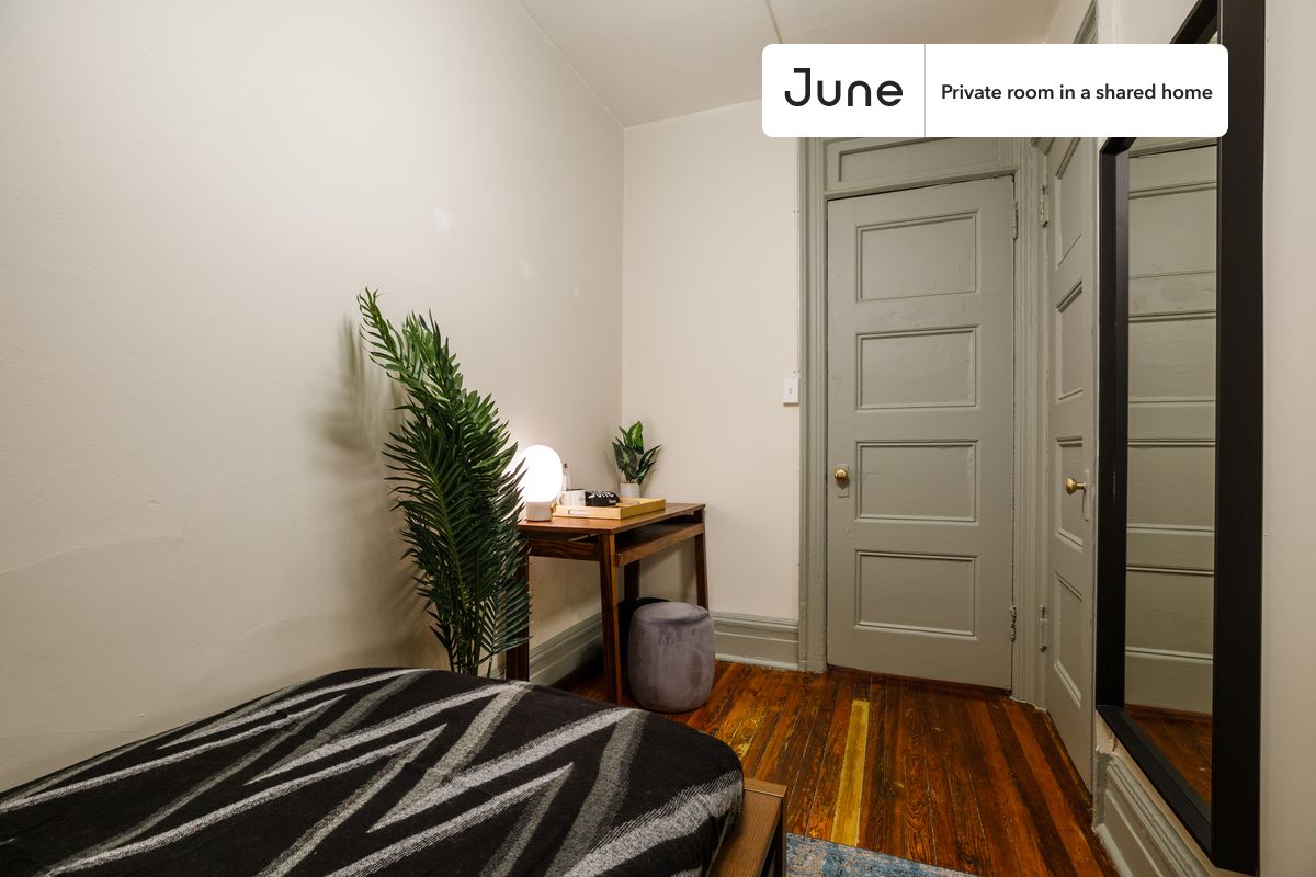 

PLEASE NOTE: This is a private room in a shared apartment. You will have your own bedroom and shared common areas (kitchen, bathroom, etc.) with other residents.

Twin bedroom in a 4 bedroom / 1 bathroom apartment!

Check out 3D tour now:  https://jnhm.es/5f

This  Twin room in Chelsea  is available on a 12 month lease or a flexible short term (31 to 364 days) lease. You pick your custom start and end date. Monthly rent rate is determined by furnishing preference, move-in date and move-out date. Speak to a June representative for recommendations on the best stay duration for the lowest rate, and learn more about this home on the June website:  https://jnhm.es/Ea

Amenities of this home:   Furnished Common Areas,    Wi-Fi - Paid separately (High-Speed),    Guarantors Allowed,       Decorative fireplace,    32-inch Flat-Screen TV,       Smart lock,    Hardwood Flooring,    Microwave,    Oven,    Refrigerator,   also, this unit is conveniently located, several local parks, restaurants and bars are just minutes away.

About June Homes: Welcome to the easiest rental experience of your life. Rent furnished or unfurnished apartments on a 12 month lease or a flexible short term (31 to 364 days). As a resident, you’ll have access to 24/7 support and monthly cleanings of the home’s shared spaces. Sign up now to apply online for your next home with June: https://jnhm.es/sign-roomi

Brokers welcome! Contact us for more details.

Interested? Use this listing ID when speaking to June team:  #231 A