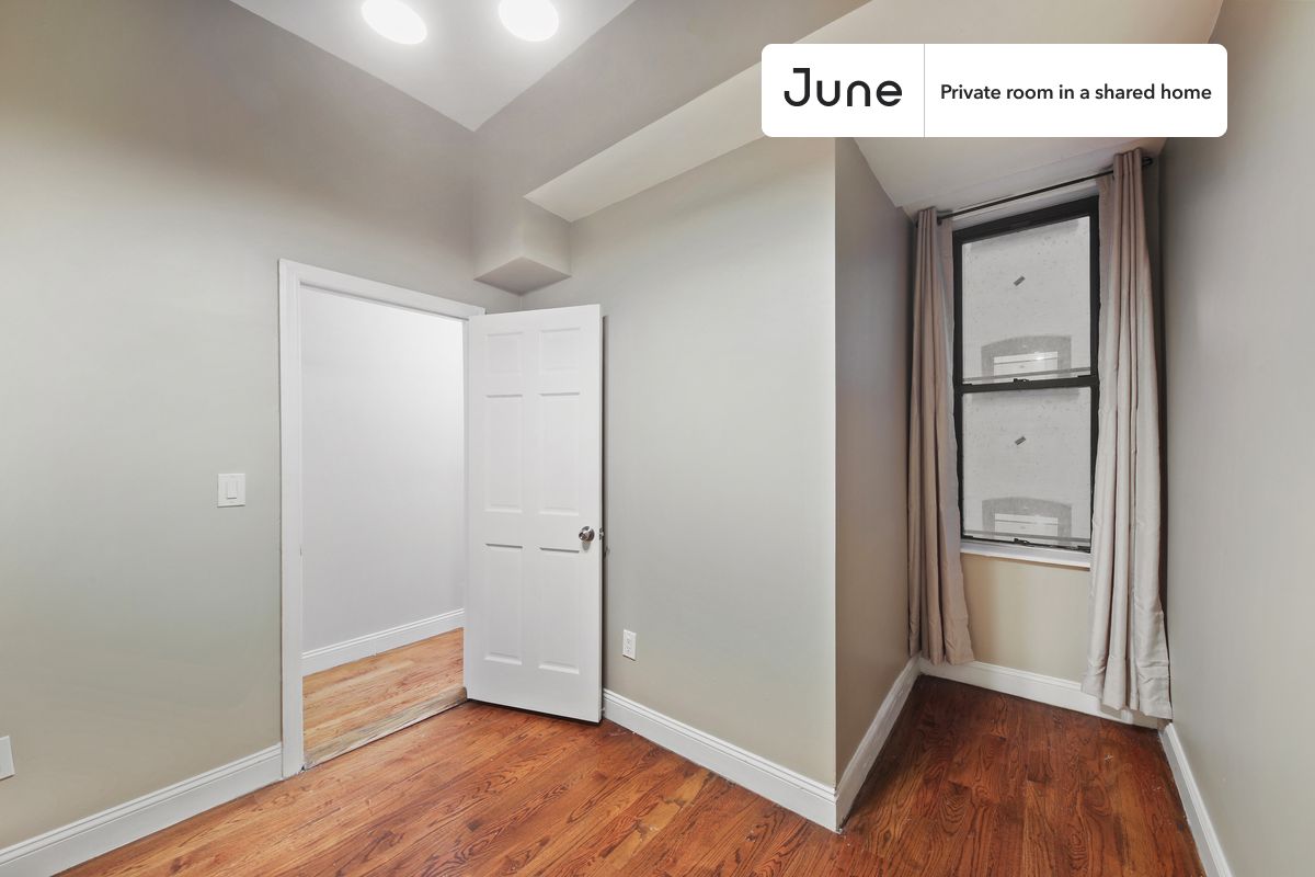 

PLEASE NOTE: This is a private room in a shared apartment. You will have your own bedroom and shared common areas (kitchen, bathroom, etc.) with other residents.

Full bedroom in a 4 bedroom / 1 bathroom apartment!

Check out 3D tour now:  https://jnhm.es/10G

This  Full room in Crown Heights  is available on a 12 month lease or a flexible short term (31 to 364 days) lease. You pick your custom start and end date. Monthly rent rate is determined by furnishing preference, move-in date and move-out date. Speak to a June representative for recommendations on the best stay duration for the lowest rate, and learn more about this home on the June website:  https://jnhm.es/5Uc

Amenities of this home:   Dishwasher,    Bike room,    Furnished Common Areas,    Wi-Fi - Paid separately (High-Speed),    Guarantors Allowed,       Central AC (Common space),    Street parking - City permit required,    Laundry - Paid separately (in building),       Wall-Mounted TV,    Hardwood Flooring,    Microwave,    Oven,    Refrigerator,   also, this unit is conveniently located, several local parks, restaurants and bars are just minutes away.

About June Homes: Welcome to the easiest rental experience of your life. Rent furnished or unfurnished apartments on a 12 month lease or a flexible short term (31 to 364 days). As a resident, you’ll have access to 24/7 support and monthly cleanings of the home’s shared spaces. Sign up now to apply online for your next home with June: https://jnhm.es/sign-roomi

Brokers welcome! Contact us for more details.

Interested? Use this listing ID when speaking to June team:  #956 C