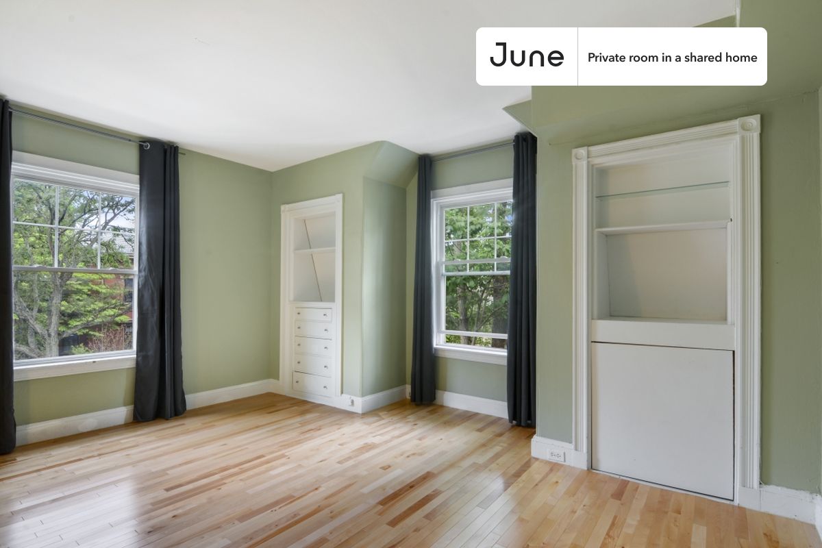 

PLEASE NOTE: This is a private room in a shared apartment. You will have your own bedroom and shared common areas (kitchen, bathroom, etc.) with other residents.

Queen bedroom in a 7 bedroom / 2.5 bathroom apartment!

Check out 3D tour now:  https://jnhm.es/Rd

This  Queen room in Harvard Square (Cambridge)  is available on a 12 month lease or a flexible short term (31 to 364 days) lease. You pick your custom start and end date. Monthly rent rate is determined by furnishing preference, move-in date and move-out date. Speak to a June representative for recommendations on the best stay duration for the lowest rate, and learn more about this home on the June website:  https://jnhm.es/5vm

Amenities of this home:   Dishwasher,    Furnished Common Areas,    Wi-Fi - Paid separately (High-Speed),    Guarantors Allowed,       32-inch Flat-Screen TV,    Dine in kitchen,    Laundry in home (free),       Smart lock,    Living area,    Hardwood Flooring,    Microwave,    Oven,    Refrigerator,    Air Conditioning | HVAC,   also, this unit is conveniently located, several local parks, restaurants and bars are just minutes away.

About June Homes: Welcome to the easiest rental experience of your life. Rent furnished or unfurnished apartments on a 12 month lease or a flexible short term (31 to 364 days). As a resident, you’ll have access to 24/7 support and monthly cleanings of the home’s shared spaces. Sign up now to apply online for your next home with June: https://jnhm.es/sign-roomi

Brokers welcome! Contact us for more details.

Interested? Kindly note that the minimum stay duration would be 31 days. 

Use this listing ID when speaking to June team:  #443 B