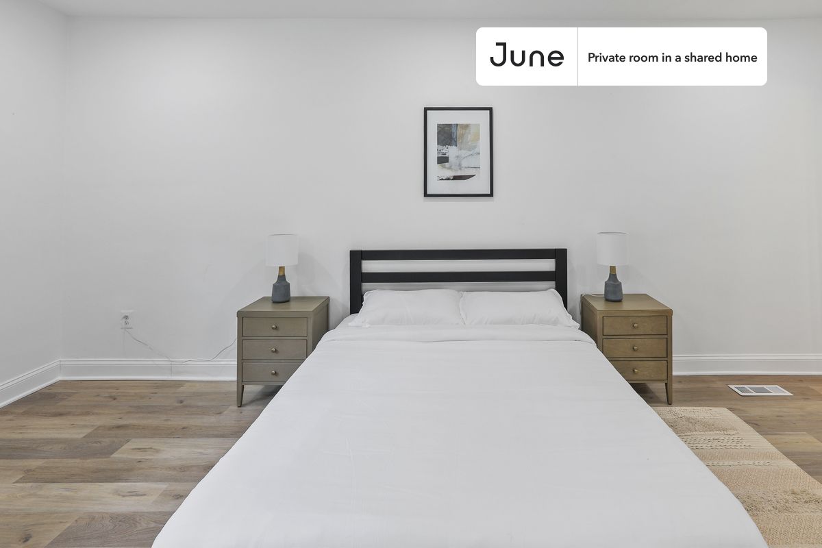 

PLEASE NOTE: This is a private room in a shared apartment. You will have your own bedroom and shared common areas (kitchen, bathroom, etc.) with other residents.

Queen bedroom in a 5 bedroom / 3.5 bathroom apartment!

Check out 3D tour now:  https://jnhm.es/Yw

This  Queen room in Upper Central NE  is available on a 12 month lease or a flexible short term (31 to 364 days) lease. You pick your custom start and end date. Monthly rent rate is determined by furnishing preference, move-in date and move-out date. Speak to a June representative for recommendations on the best stay duration for the lowest rate, and learn more about this home on the June website:  https://jnhm.es/5MK

Amenities of this home:   Dishwasher,    Furnished Common Areas,    Wi-Fi - Paid separately (High-Speed),    Guarantors Allowed,       32-inch Flat-Screen TV,    Central AC (Common space),       Hardwood Flooring,    Microwave,    Oven,    Refrigerator,   also, this unit is conveniently located, several local parks, restaurants and bars are just minutes away.

About June Homes: Welcome to the easiest rental experience of your life. Rent furnished or unfurnished apartments on a 12 month lease or a flexible short term (31 to 364 days). As a resident, you’ll have access to 24/7 support and monthly cleanings of the home’s shared spaces. Sign up now to apply online for your next home with June: https://jnhm.es/sign-roomi

Brokers welcome! Contact us for more details.

Interested? Kindly note that the minimum stay duration would be 31 days. 

Use this listing ID when speaking to June team:  #810 A