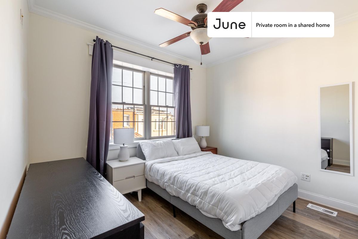 PLEASE NOTE: This is a private room in a shared apartment. You will have your own bedroom and shared common areas (kitchen, bathroom, etc.) with other residents.
Full bedroom in a 2 bedroom / 2 bathroom apartment!
Check out 3D tour now: https://jnhm.es/8c2
This Full room in Edgewood is available on a 12 month lease or a flexible short term (31 to 364 days) lease. You pick your custom start and end date. Monthly rent rate is determined by furnishing preference, move-in date and move-out date. Speak to a June representative for recommendations on the best stay duration for the lowest rate, and learn more about this home on the June website: https://jnhm.es/6oJ
Amenities of this home: Dishwasher, Furnished Common Areas, Wi-Fi - Paid separately (High-Speed), Guarantors Allowed, Roof deck, 32-inch Flat-Screen TV, Couple-Friendly, Laundry in building (free), Living area, Hardwood Flooring, Microwave, Oven, Refrigerator, Air Conditioning | HVAC, also, this unit is conveniently located, several local parks, restaurants and bars are just minutes away.
About June Homes: Welcome to the easiest rental experience of your life. Rent furnished or unfurnished apartments on a 12 month lease or a flexible short term (31 to 364 days). As a resident, you’ll have access to 24/7 support and monthly cleanings of the home’s shared spaces. Sign up now to apply online for your next home with June: https://jnhm.es/sign-roomi
Brokers welcome! Contact us for more details.
Interested? Kindly note that the minimum stay duration would be 31 days.
Use this listing ID when speaking to June team: #1596 B