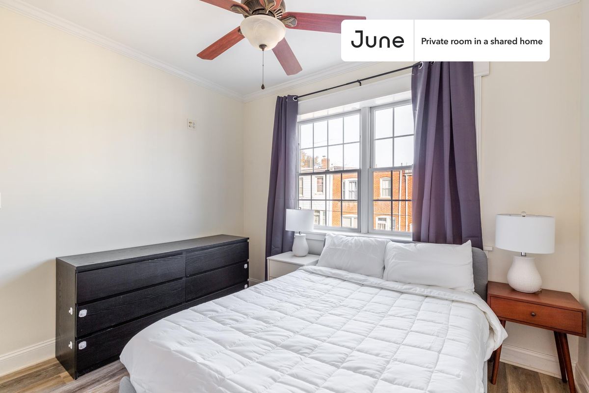 PLEASE NOTE: This is a private room in a shared apartment. You will have your own bedroom and shared common areas (kitchen, bathroom, etc.) with other residents.
Full bedroom in a 2 bedroom / 2 bathroom apartment!
Check out 3D tour now: https://jnhm.es/8c2
This Full room in Edgewood is available on a 12 month lease or a flexible short term (31 to 364 days) lease. You pick your custom start and end date. Monthly rent rate is determined by furnishing preference, move-in date and move-out date. Speak to a June representative for recommendations on the best stay duration for the lowest rate, and learn more about this home on the June website: https://jnhm.es/6oJ
Amenities of this home: Dishwasher, Furnished Common Areas, Wi-Fi - Paid separately (High-Speed), Guarantors Allowed, Roof deck, 32-inch Flat-Screen TV, Couple-Friendly, Laundry in building (free), Living area, Hardwood Flooring, Microwave, Oven, Refrigerator, Air Conditioning | HVAC, also, this unit is conveniently located, several local parks, restaurants and bars are just minutes away.
About June Homes: Welcome to the easiest rental experience of your life. Rent furnished or unfurnished apartments on a 12 month lease or a flexible short term (31 to 364 days). As a resident, you’ll have access to 24/7 support and monthly cleanings of the home’s shared spaces. Sign up now to apply online for your next home with June: https://jnhm.es/sign-roomi
Brokers welcome! Contact us for more details.
Interested? Kindly note that the minimum stay duration would be 31 days.
Use this listing ID when speaking to June team: #1596 B