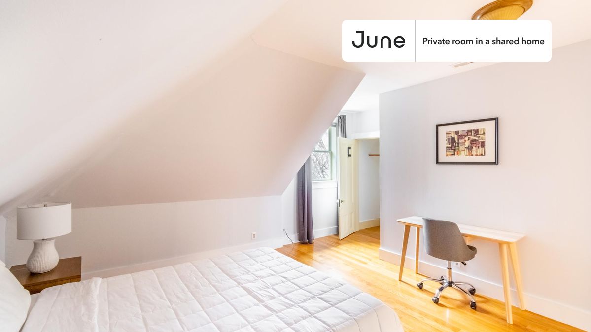 PLEASE NOTE: This is a private room in a shared apartment. You will have your own bedroom and shared common areas (kitchen, bathroom, etc.) with other residents.
Queen bedroom in a 5 bedroom / 2.5 bathroom apartment!
Check out 3D tour now: https://jnhm.es/8dr
This Queen room in Newton Corner is available on a 12 month lease or a flexible short term (31 to 364 days) lease. You pick your custom start and end date. Monthly rent rate is determined by furnishing preference, move-in date and move-out date. Speak to a June representative for recommendations on the best stay duration for the lowest rate, and learn more about this home on the June website: https://jnhm.es/6iy
Amenities of this home: Dishwasher, Furnished Common Areas, Wi-Fi - Paid separately (High-Speed), Guarantors Allowed, 32-inch Flat-Screen TV, Paid parking, Hardwood Flooring, Microwave, Refrigerator, also, this unit is conveniently located, several local parks, restaurants and bars are just minutes away.
About June Homes: Welcome to the easiest rental experience of your life. Rent furnished or unfurnished apartments on a 12 month lease or a flexible short term (31 to 364 days). As a resident, you’ll have access to 24/7 support and monthly cleanings of the home’s shared spaces. Sign up now to apply online for your next home with June: https://jnhm.es/sign-roomi
Brokers welcome! Contact us for more details.
Interested? Kindly note that the minimum stay duration would be 31 days.
Use this listing ID when speaking to June team: #1463 C