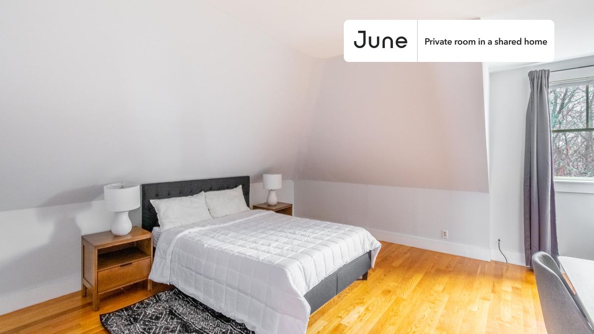 PLEASE NOTE: This is a private room in a shared apartment. You will have your own bedroom and shared common areas (kitchen, bathroom, etc.) with other residents.
Queen bedroom in a 5 bedroom / 2.5 bathroom apartment!
Check out 3D tour now: https://jnhm.es/8dr
This Queen room in Newton Corner is available on a 12 month lease or a flexible short term (31 to 364 days) lease. You pick your custom start and end date. Monthly rent rate is determined by furnishing preference, move-in date and move-out date. Speak to a June representative for recommendations on the best stay duration for the lowest rate, and learn more about this home on the June website: https://jnhm.es/6iy
Amenities of this home: Dishwasher, Furnished Common Areas, Wi-Fi - Paid separately (High-Speed), Guarantors Allowed, 32-inch Flat-Screen TV, Paid parking, Hardwood Flooring, Microwave, Refrigerator, also, this unit is conveniently located, several local parks, restaurants and bars are just minutes away.
About June Homes: Welcome to the easiest rental experience of your life. Rent furnished or unfurnished apartments on a 12 month lease or a flexible short term (31 to 364 days). As a resident, you’ll have access to 24/7 support and monthly cleanings of the home’s shared spaces. Sign up now to apply online for your next home with June: https://jnhm.es/sign-roomi
Brokers welcome! Contact us for more details.
Interested? Kindly note that the minimum stay duration would be 31 days.
Use this listing ID when speaking to June team: #1463 C
