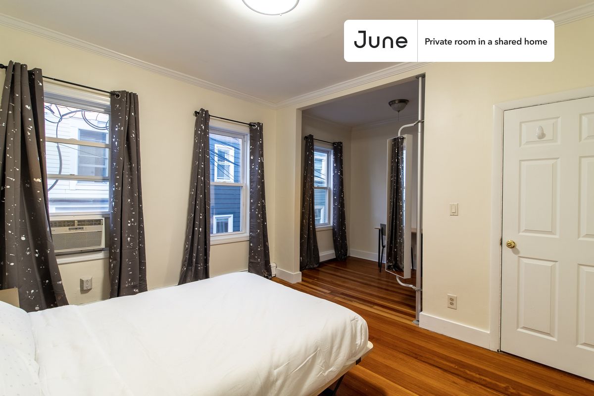

PLEASE NOTE: This is a private room in a shared apartment. You will have your own bedroom and shared common areas (kitchen, bathroom, etc.) with other residents.

Queen bedroom in a 5 bedroom / 2 bathroom apartment!

Check out 3D tour now:  https://jnhm.es/8eo

This  Queen room in South Boston  is available on a 12 month lease or a flexible short term (31 to 364 days) lease. You pick your custom start and end date. Monthly rent rate is determined by furnishing preference, move-in date and move-out date. Speak to a June representative for recommendations on the best stay duration for the lowest rate, and learn more about this home on the June website:  https://jnhm.es/6vD

Amenities of this home:   Dishwasher,    Furnished Common Areas,    Wi-Fi - Paid separately (High-Speed),    Guarantors Allowed,       32-inch Flat-Screen TV,    Dine in kitchen,       Laundry in home (free),    Living area,    Hardwood Flooring,    Microwave,    Oven,    Refrigerator,    Patio (shared),   also, this unit is conveniently located, several local parks, restaurants and bars are just minutes away.

About June Homes: Welcome to the easiest rental experience of your life. Rent furnished or unfurnished apartments on a 12 month lease or a flexible short term (31 to 364 days). As a resident, you’ll have access to 24/7 support and monthly cleanings of the home’s shared spaces. Sign up now to apply online for your next home with June: https://jnhm.es/sign-roomi

Brokers welcome! Contact us for more details.

Interested? Kindly note that the minimum stay duration would be 31 days. 

Use this listing ID when speaking to June team:  #1732 A